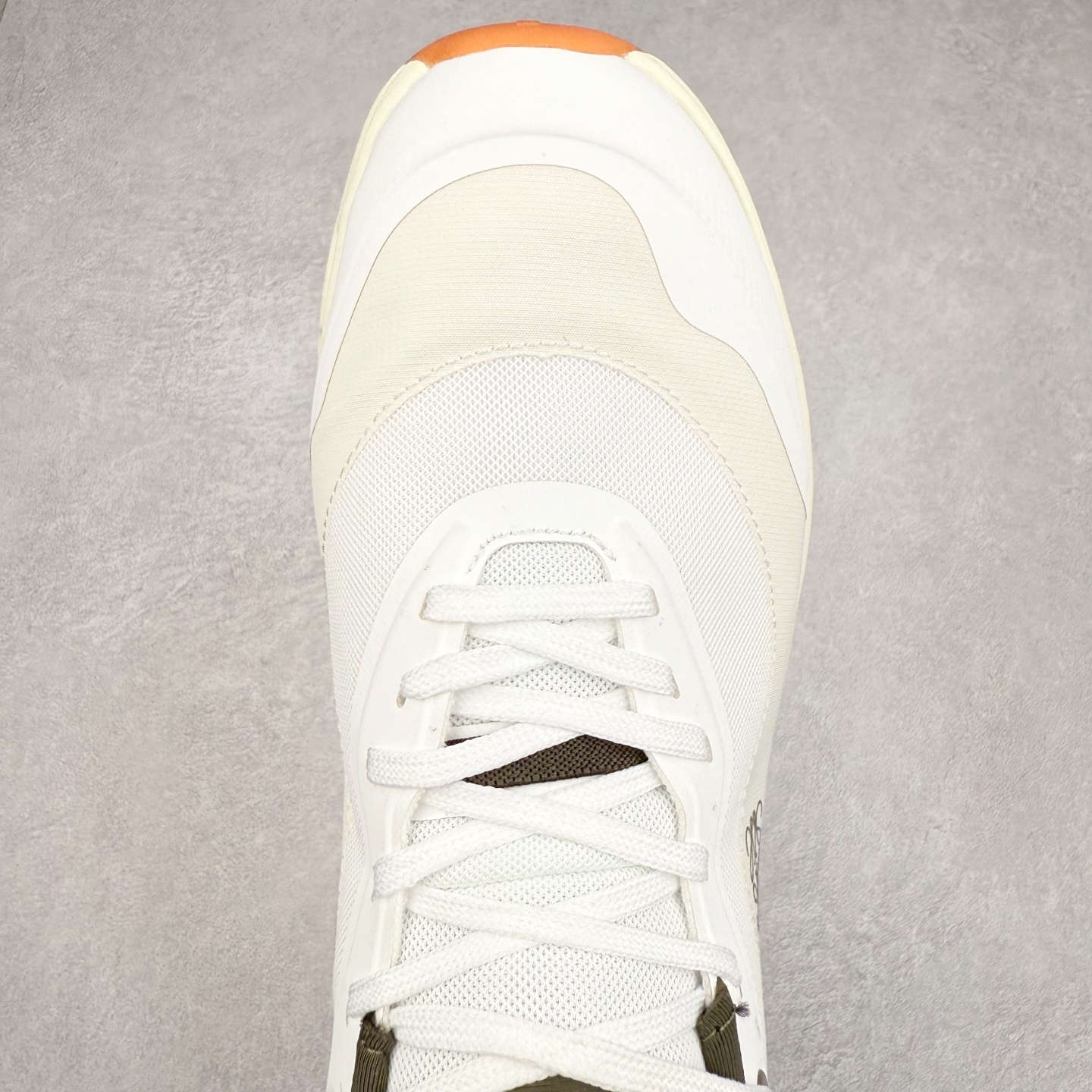 图片[4]-LOEWE x On Cloudtilt 2.0 昂跑罗意威联名 圆头系带生活休闲鞋 此运动品牌 开创于2010年 缓震着陆、强效回弹、轻柔质感的设计构思始终是ON研制关键 与此同时基于“为全球提供革新性的跑步感受”信念 陆续推出了多款跑鞋及其以专业运动人体跑步工程学为设计关键的功能性跑步服饰设备 让跑者不费力气地畅快畅跑 尺码：36 36.5 37.5 38 38.5 39 40 40.5 41 42 42.5 43 44 44.5 45-选品中心