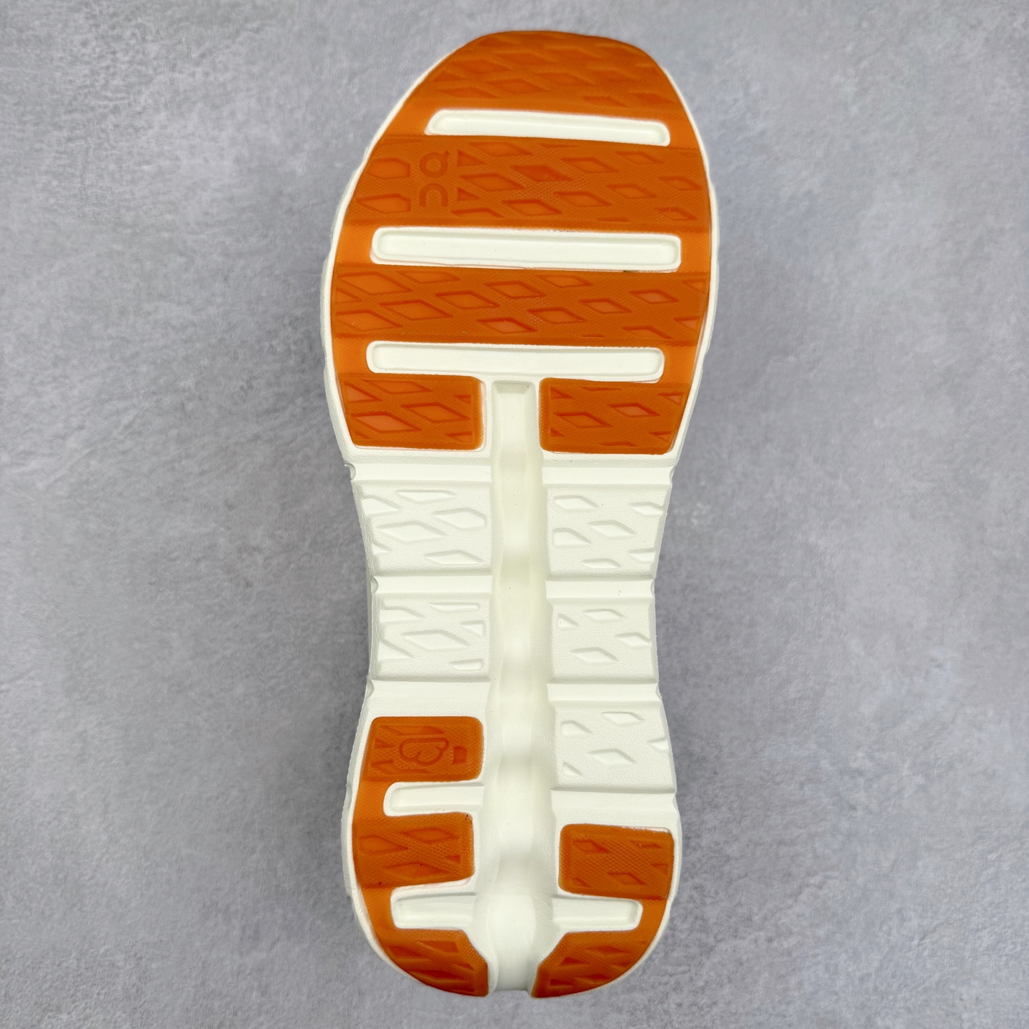 图片[9]-LOEWE x On Cloudtilt 2.0 昂跑罗意威联名 圆头系带生活休闲鞋 此运动品牌 开创于2010年 缓震着陆、强效回弹、轻柔质感的设计构思始终是ON研制关键 与此同时基于“为全球提供革新性的跑步感受”信念 陆续推出了多款跑鞋及其以专业运动人体跑步工程学为设计关键的功能性跑步服饰设备 让跑者不费力气地畅快畅跑 尺码：36 36.5 37.5 38 38.5 39 40 40.5 41 42 42.5 43 44 44.5 45-选品中心