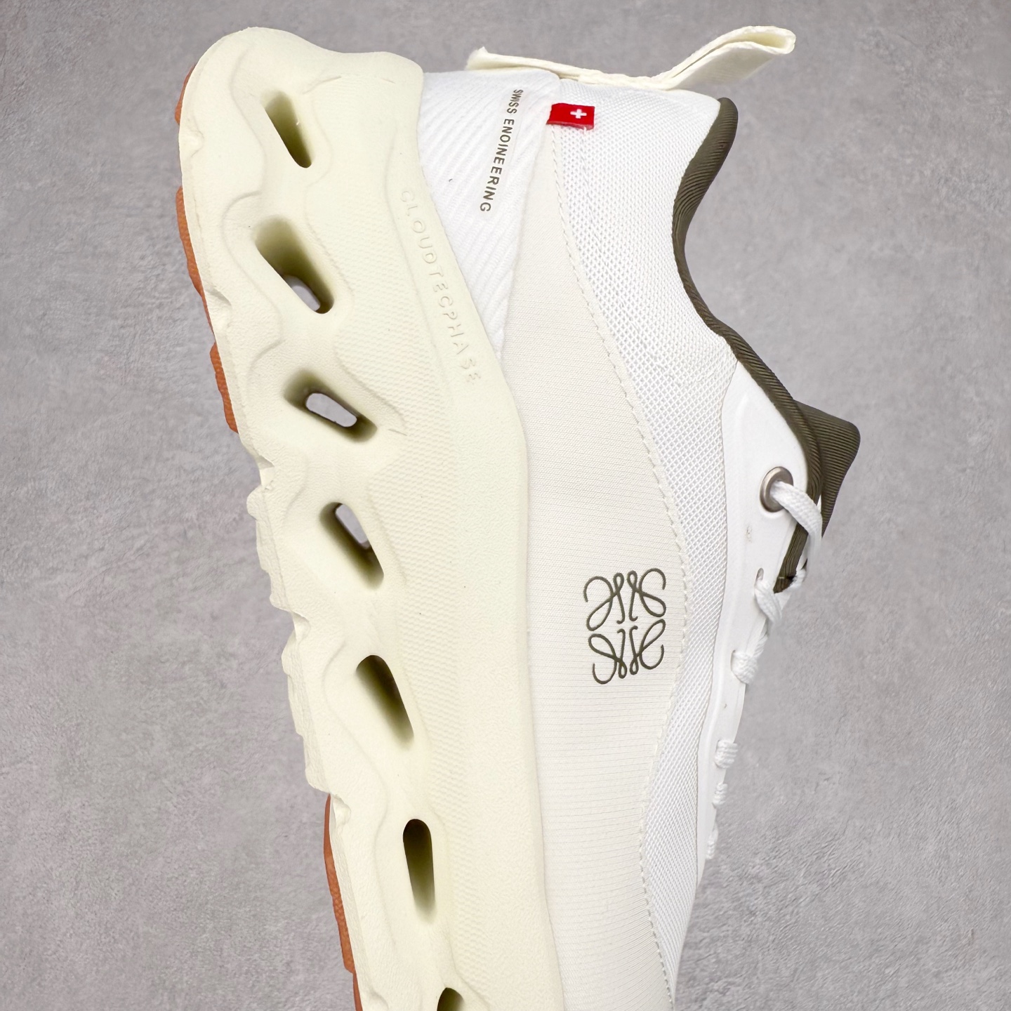 图片[6]-LOEWE x On Cloudtilt 2.0 昂跑罗意威联名 圆头系带生活休闲鞋 此运动品牌 开创于2010年 缓震着陆、强效回弹、轻柔质感的设计构思始终是ON研制关键 与此同时基于“为全球提供革新性的跑步感受”信念 陆续推出了多款跑鞋及其以专业运动人体跑步工程学为设计关键的功能性跑步服饰设备 让跑者不费力气地畅快畅跑 尺码：36 36.5 37.5 38 38.5 39 40 40.5 41 42 42.5 43 44 44.5 45-选品中心