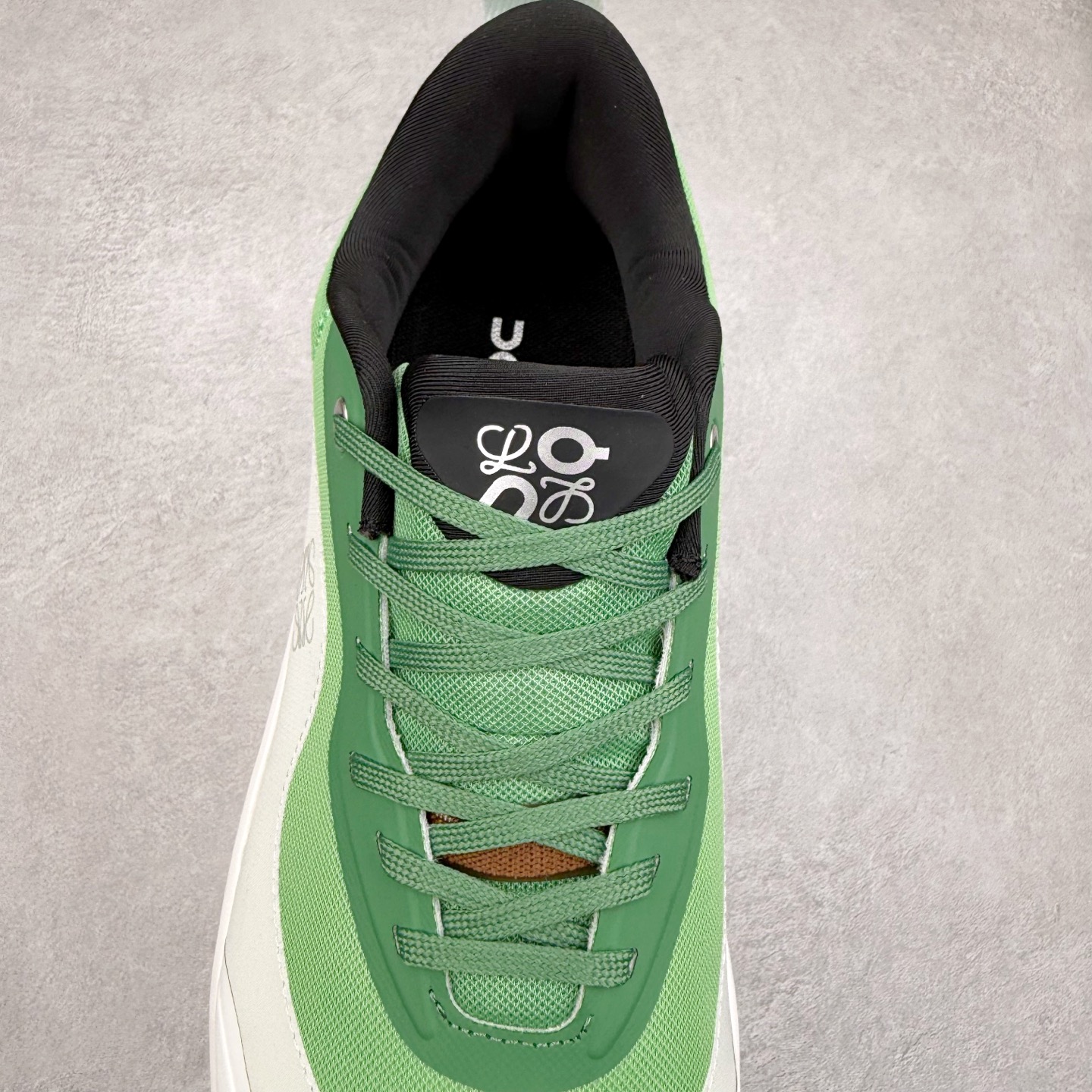 图片[5]-LOEWE x On Cloudtilt 2.0 昂跑罗意威联名 圆头系带生活休闲鞋 此运动品牌 开创于2010年 缓震着陆、强效回弹、轻柔质感的设计构思始终是ON研制关键 与此同时基于“为全球提供革新性的跑步感受”信念 陆续推出了多款跑鞋及其以专业运动人体跑步工程学为设计关键的功能性跑步服饰设备 让跑者不费力气地畅快畅跑 尺码：36 36.5 37.5 38 38.5 39 40 40.5 41 42 42.5 43 44 44.5 45-选品中心