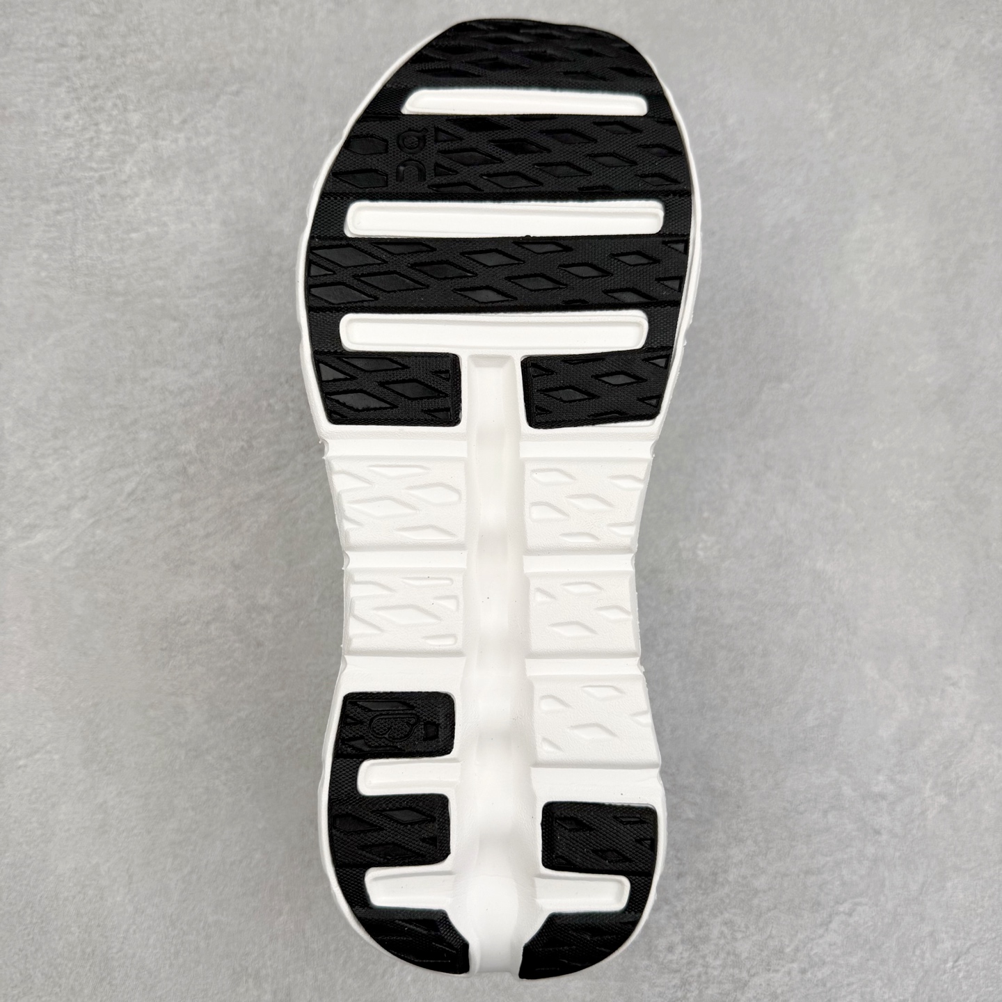 图片[9]-LOEWE x On Cloudtilt 2.0 昂跑罗意威联名 圆头系带生活休闲鞋 此运动品牌 开创于2010年 缓震着陆、强效回弹、轻柔质感的设计构思始终是ON研制关键 与此同时基于“为全球提供革新性的跑步感受”信念 陆续推出了多款跑鞋及其以专业运动人体跑步工程学为设计关键的功能性跑步服饰设备 让跑者不费力气地畅快畅跑 尺码：36 36.5 37.5 38 38.5 39 40 40.5 41 42 42.5 43 44 44.5 45-选品中心