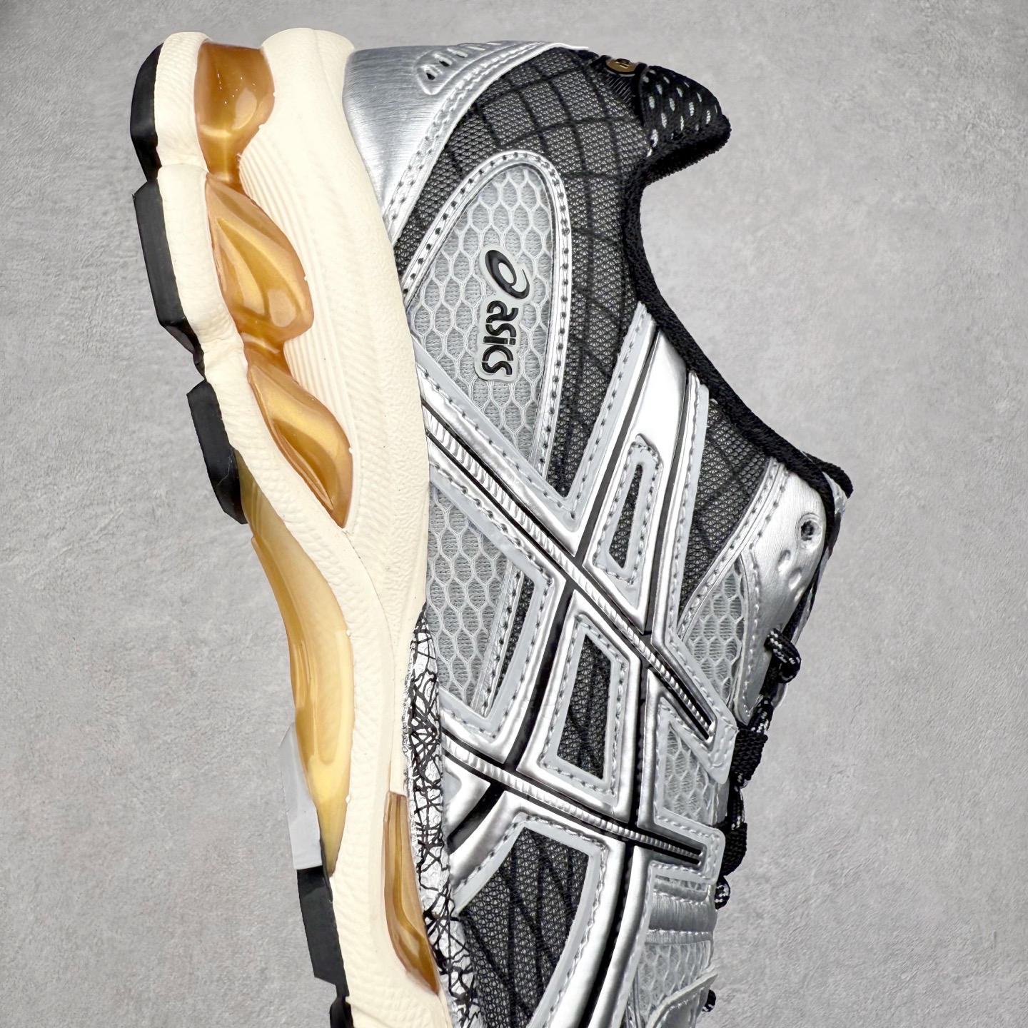 图片[6]-ASICS Gel-Nimbus 10.1 亚瑟士雨云10.1代系列轻量缓震休闲运动跑步鞋 近年来，运动鞋市场迎来了一个新的设计潮流：通过融合艺术与技术，赋予运动鞋更多的时尚元素和创新设计。作为市场中的领导者之一，ASICS（亚瑟士）一向以其技术创新和卓越的鞋款设计著称。而另一个前卫的实验鞋类品牌EMPTY BEHAVIOR，以其非凡的创意和探索，尤其对未来主义和非传统材料的热情撞击，从业界中脱颖而出。两者的合作，以推出特别版的GEL-NIMBUS™ 10.1鞋款——主题为“EVEN MY SHOE IS ART”为标志，为运动鞋设计涉入一个全新的高度。尺码：36 37 37.5 38 39 39.5 40.5 41.5 42 42.5 43.5 44 44.5 45-选品中心