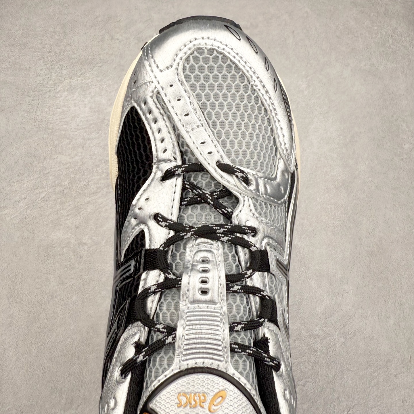 图片[4]-ASICS Gel-Nimbus 10.1 亚瑟士雨云10.1代系列轻量缓震休闲运动跑步鞋 近年来，运动鞋市场迎来了一个新的设计潮流：通过融合艺术与技术，赋予运动鞋更多的时尚元素和创新设计。作为市场中的领导者之一，ASICS（亚瑟士）一向以其技术创新和卓越的鞋款设计著称。而另一个前卫的实验鞋类品牌EMPTY BEHAVIOR，以其非凡的创意和探索，尤其对未来主义和非传统材料的热情撞击，从业界中脱颖而出。两者的合作，以推出特别版的GEL-NIMBUS™ 10.1鞋款——主题为“EVEN MY SHOE IS ART”为标志，为运动鞋设计涉入一个全新的高度。尺码：36 37 37.5 38 39 39.5 40.5 41.5 42 42.5 43.5 44 44.5 45-选品中心