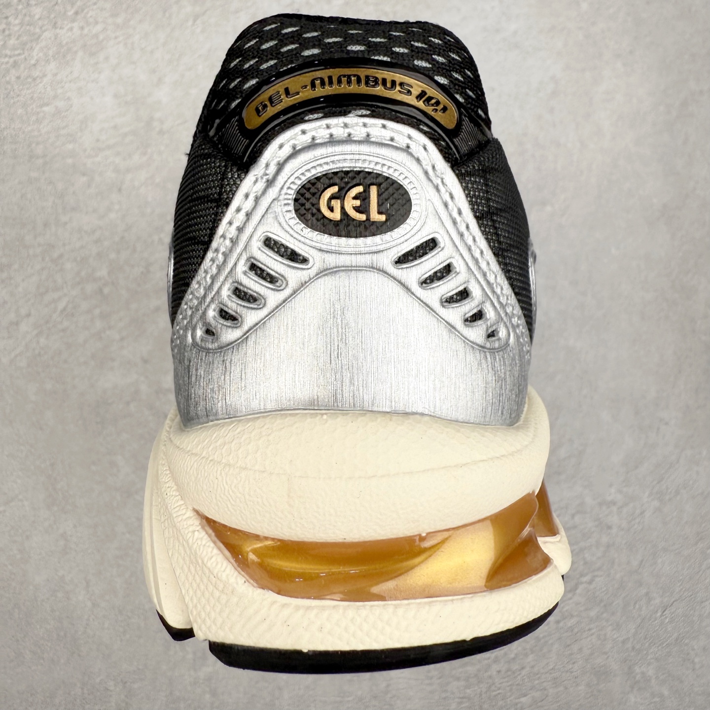 图片[8]-ASICS Gel-Nimbus 10.1 亚瑟士雨云10.1代系列轻量缓震休闲运动跑步鞋 近年来，运动鞋市场迎来了一个新的设计潮流：通过融合艺术与技术，赋予运动鞋更多的时尚元素和创新设计。作为市场中的领导者之一，ASICS（亚瑟士）一向以其技术创新和卓越的鞋款设计著称。而另一个前卫的实验鞋类品牌EMPTY BEHAVIOR，以其非凡的创意和探索，尤其对未来主义和非传统材料的热情撞击，从业界中脱颖而出。两者的合作，以推出特别版的GEL-NIMBUS™ 10.1鞋款——主题为“EVEN MY SHOE IS ART”为标志，为运动鞋设计涉入一个全新的高度。尺码：36 37 37.5 38 39 39.5 40.5 41.5 42 42.5 43.5 44 44.5 45-选品中心