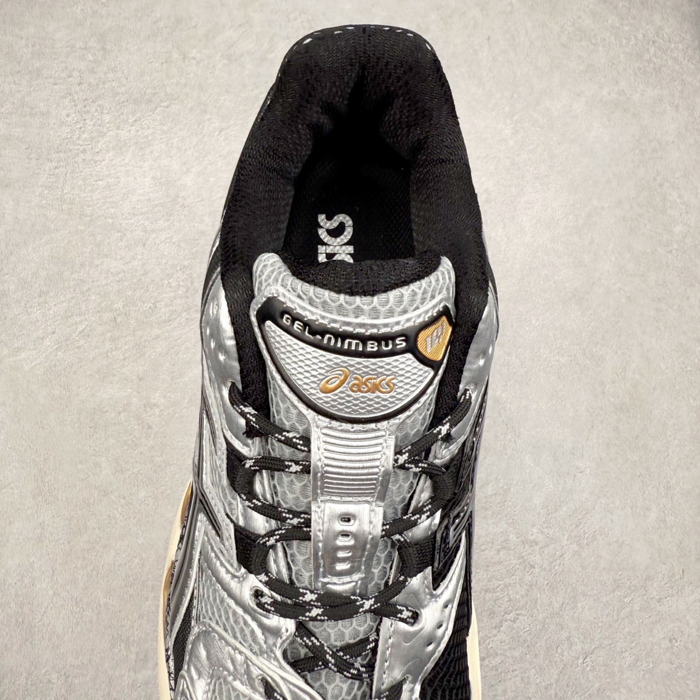 图片[5]-ASICS Gel-Nimbus 10.1 亚瑟士雨云10.1代系列轻量缓震休闲运动跑步鞋 近年来，运动鞋市场迎来了一个新的设计潮流：通过融合艺术与技术，赋予运动鞋更多的时尚元素和创新设计。作为市场中的领导者之一，ASICS（亚瑟士）一向以其技术创新和卓越的鞋款设计著称。而另一个前卫的实验鞋类品牌EMPTY BEHAVIOR，以其非凡的创意和探索，尤其对未来主义和非传统材料的热情撞击，从业界中脱颖而出。两者的合作，以推出特别版的GEL-NIMBUS™ 10.1鞋款——主题为“EVEN MY SHOE IS ART”为标志，为运动鞋设计涉入一个全新的高度。尺码：36 37 37.5 38 39 39.5 40.5 41.5 42 42.5 43.5 44 44.5 45-选品中心