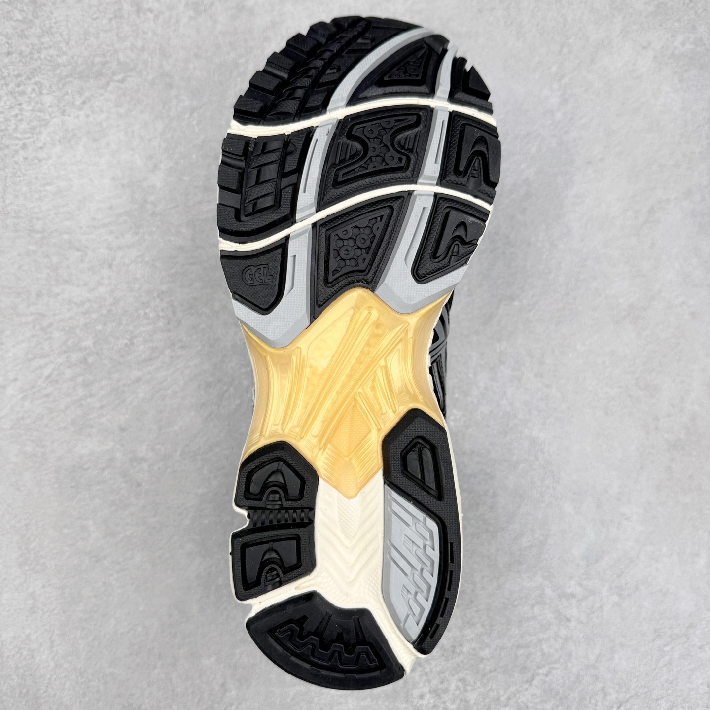 图片[9]-ASICS Gel-Nimbus 10.1 亚瑟士雨云10.1代系列轻量缓震休闲运动跑步鞋 近年来，运动鞋市场迎来了一个新的设计潮流：通过融合艺术与技术，赋予运动鞋更多的时尚元素和创新设计。作为市场中的领导者之一，ASICS（亚瑟士）一向以其技术创新和卓越的鞋款设计著称。而另一个前卫的实验鞋类品牌EMPTY BEHAVIOR，以其非凡的创意和探索，尤其对未来主义和非传统材料的热情撞击，从业界中脱颖而出。两者的合作，以推出特别版的GEL-NIMBUS™ 10.1鞋款——主题为“EVEN MY SHOE IS ART”为标志，为运动鞋设计涉入一个全新的高度。尺码：36 37 37.5 38 39 39.5 40.5 41.5 42 42.5 43.5 44 44.5 45-选品中心