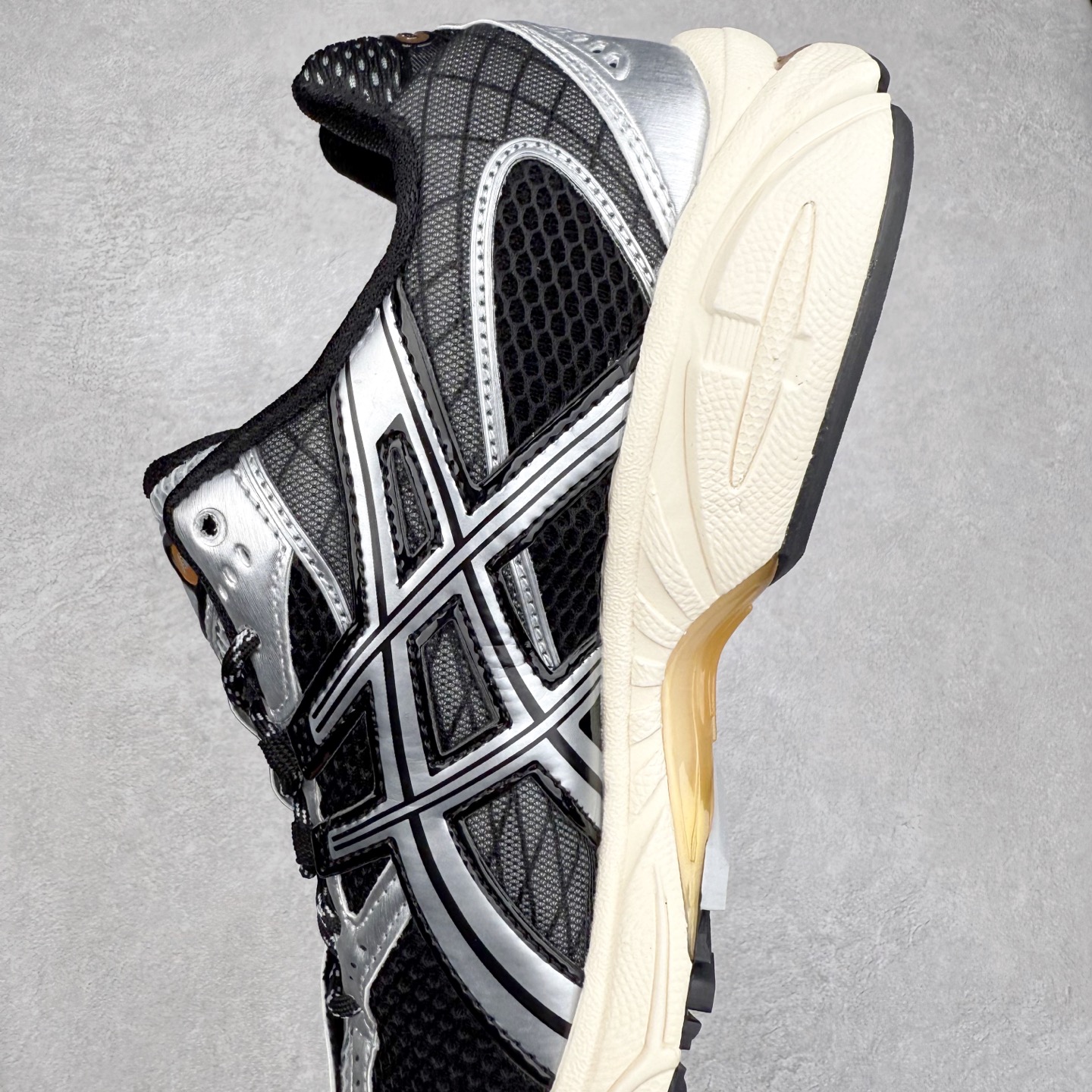 图片[7]-ASICS Gel-Nimbus 10.1 亚瑟士雨云10.1代系列轻量缓震休闲运动跑步鞋 近年来，运动鞋市场迎来了一个新的设计潮流：通过融合艺术与技术，赋予运动鞋更多的时尚元素和创新设计。作为市场中的领导者之一，ASICS（亚瑟士）一向以其技术创新和卓越的鞋款设计著称。而另一个前卫的实验鞋类品牌EMPTY BEHAVIOR，以其非凡的创意和探索，尤其对未来主义和非传统材料的热情撞击，从业界中脱颖而出。两者的合作，以推出特别版的GEL-NIMBUS™ 10.1鞋款——主题为“EVEN MY SHOE IS ART”为标志，为运动鞋设计涉入一个全新的高度。尺码：36 37 37.5 38 39 39.5 40.5 41.5 42 42.5 43.5 44 44.5 45-选品中心