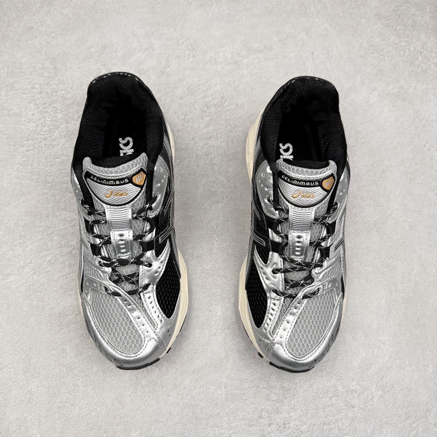 图片[2]-ASICS Gel-Nimbus 10.1 亚瑟士雨云10.1代系列轻量缓震休闲运动跑步鞋 近年来，运动鞋市场迎来了一个新的设计潮流：通过融合艺术与技术，赋予运动鞋更多的时尚元素和创新设计。作为市场中的领导者之一，ASICS（亚瑟士）一向以其技术创新和卓越的鞋款设计著称。而另一个前卫的实验鞋类品牌EMPTY BEHAVIOR，以其非凡的创意和探索，尤其对未来主义和非传统材料的热情撞击，从业界中脱颖而出。两者的合作，以推出特别版的GEL-NIMBUS™ 10.1鞋款——主题为“EVEN MY SHOE IS ART”为标志，为运动鞋设计涉入一个全新的高度。尺码：36 37 37.5 38 39 39.5 40.5 41.5 42 42.5 43.5 44 44.5 45-选品中心