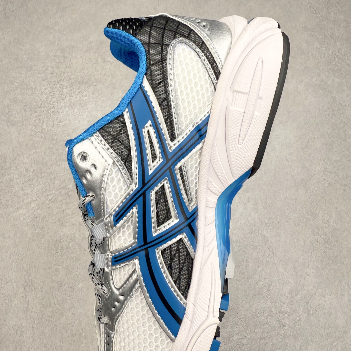 图片[7]-ASICS Gel-Nimbus 10.1 亚瑟士雨云10.1代系列轻量缓震休闲运动跑步鞋 近年来，运动鞋市场迎来了一个新的设计潮流：通过融合艺术与技术，赋予运动鞋更多的时尚元素和创新设计。作为市场中的领导者之一，ASICS（亚瑟士）一向以其技术创新和卓越的鞋款设计著称。而另一个前卫的实验鞋类品牌EMPTY BEHAVIOR，以其非凡的创意和探索，尤其对未来主义和非传统材料的热情撞击，从业界中脱颖而出。两者的合作，以推出特别版的GEL-NIMBUS™ 10.1鞋款——主题为“EVEN MY SHOE IS ART”为标志，为运动鞋设计涉入一个全新的高度。尺码：36 37 37.5 38 39 39.5 40.5 41.5 42 42.5 43.5 44 44.5 45-选品中心