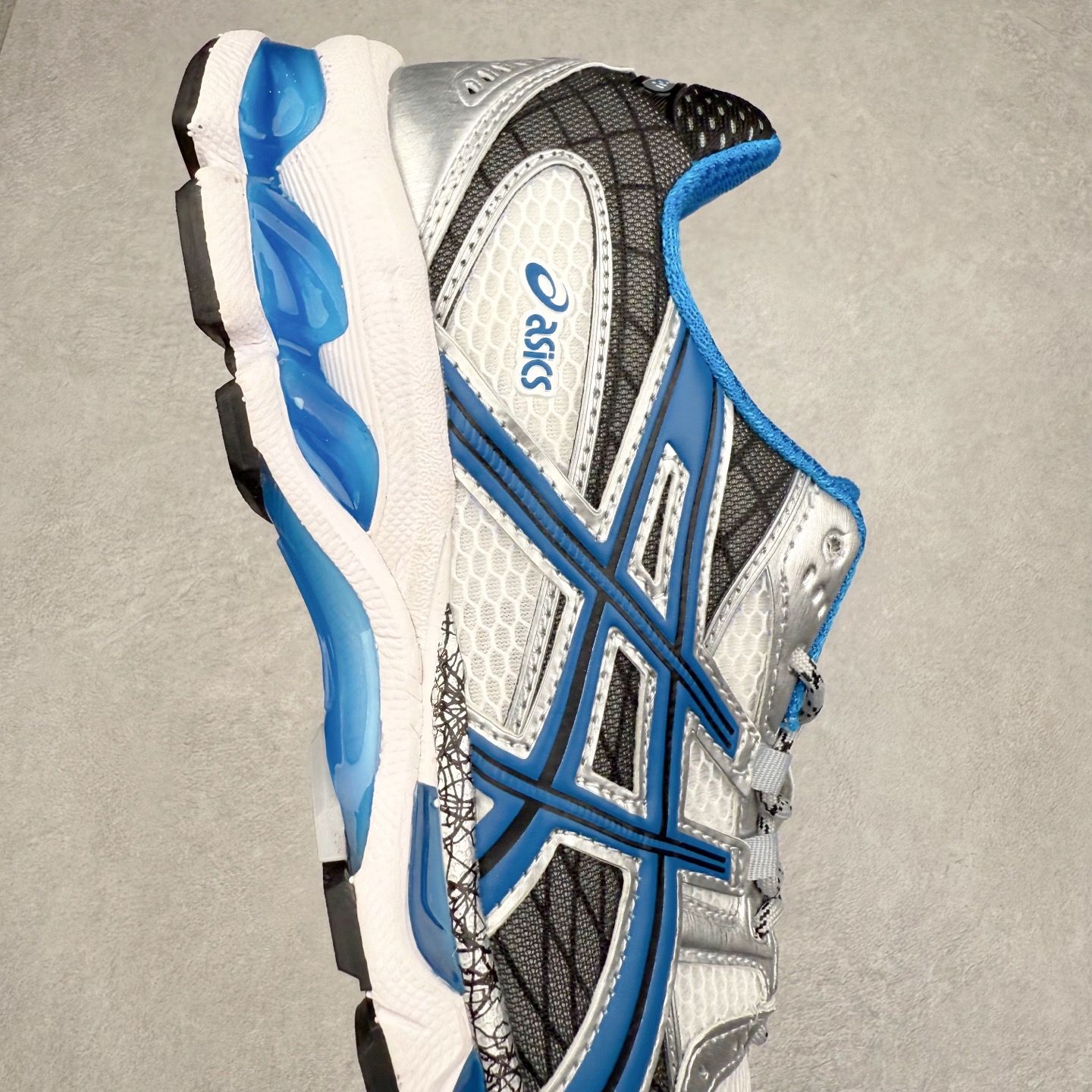 图片[6]-ASICS Gel-Nimbus 10.1 亚瑟士雨云10.1代系列轻量缓震休闲运动跑步鞋 近年来，运动鞋市场迎来了一个新的设计潮流：通过融合艺术与技术，赋予运动鞋更多的时尚元素和创新设计。作为市场中的领导者之一，ASICS（亚瑟士）一向以其技术创新和卓越的鞋款设计著称。而另一个前卫的实验鞋类品牌EMPTY BEHAVIOR，以其非凡的创意和探索，尤其对未来主义和非传统材料的热情撞击，从业界中脱颖而出。两者的合作，以推出特别版的GEL-NIMBUS™ 10.1鞋款——主题为“EVEN MY SHOE IS ART”为标志，为运动鞋设计涉入一个全新的高度。尺码：36 37 37.5 38 39 39.5 40.5 41.5 42 42.5 43.5 44 44.5 45-选品中心