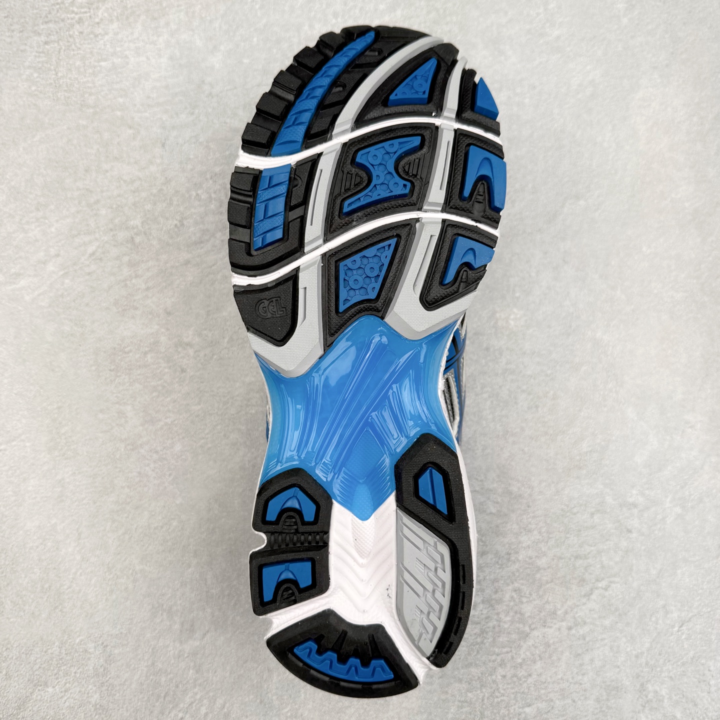 图片[9]-ASICS Gel-Nimbus 10.1 亚瑟士雨云10.1代系列轻量缓震休闲运动跑步鞋 近年来，运动鞋市场迎来了一个新的设计潮流：通过融合艺术与技术，赋予运动鞋更多的时尚元素和创新设计。作为市场中的领导者之一，ASICS（亚瑟士）一向以其技术创新和卓越的鞋款设计著称。而另一个前卫的实验鞋类品牌EMPTY BEHAVIOR，以其非凡的创意和探索，尤其对未来主义和非传统材料的热情撞击，从业界中脱颖而出。两者的合作，以推出特别版的GEL-NIMBUS™ 10.1鞋款——主题为“EVEN MY SHOE IS ART”为标志，为运动鞋设计涉入一个全新的高度。尺码：36 37 37.5 38 39 39.5 40.5 41.5 42 42.5 43.5 44 44.5 45-选品中心