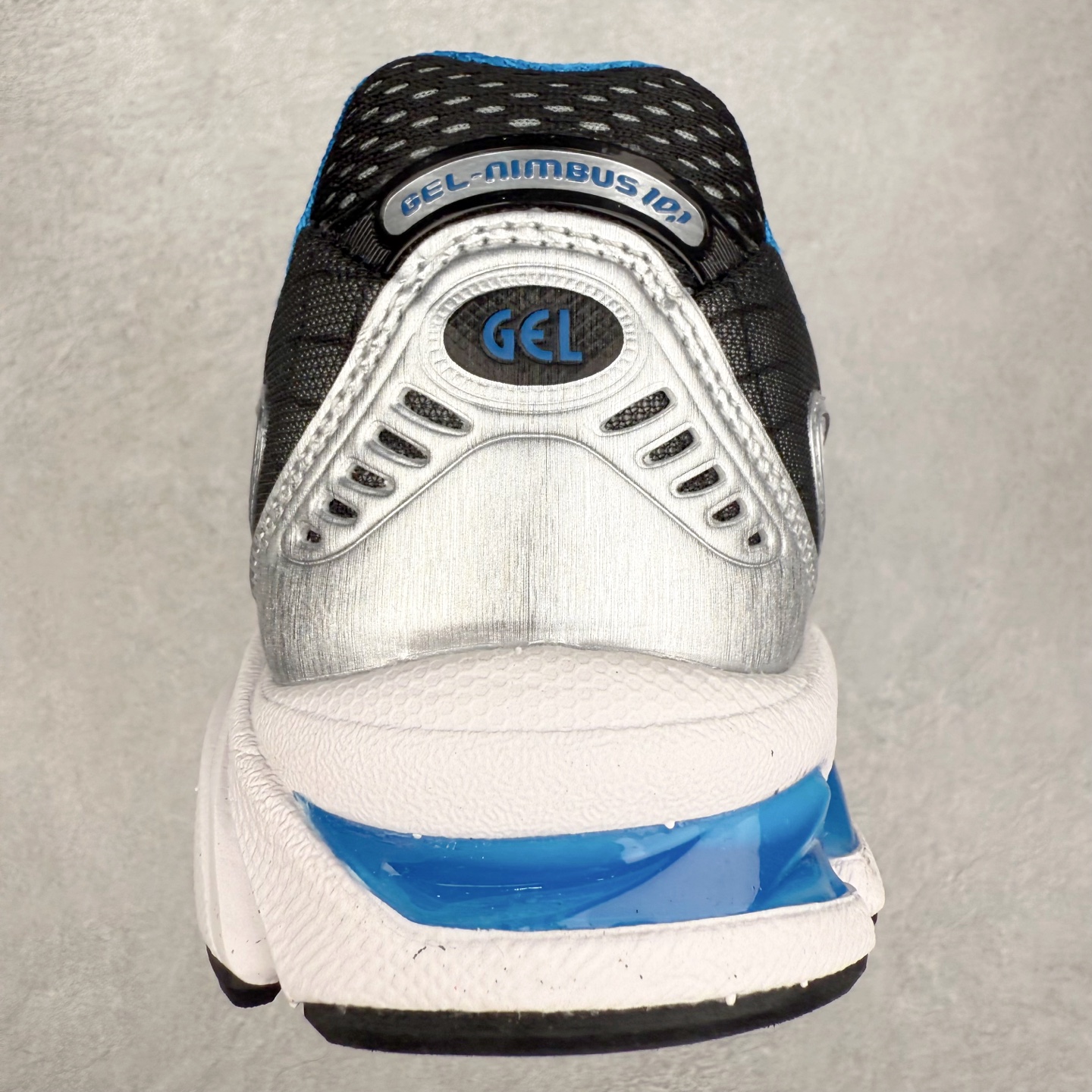 图片[8]-ASICS Gel-Nimbus 10.1 亚瑟士雨云10.1代系列轻量缓震休闲运动跑步鞋 近年来，运动鞋市场迎来了一个新的设计潮流：通过融合艺术与技术，赋予运动鞋更多的时尚元素和创新设计。作为市场中的领导者之一，ASICS（亚瑟士）一向以其技术创新和卓越的鞋款设计著称。而另一个前卫的实验鞋类品牌EMPTY BEHAVIOR，以其非凡的创意和探索，尤其对未来主义和非传统材料的热情撞击，从业界中脱颖而出。两者的合作，以推出特别版的GEL-NIMBUS™ 10.1鞋款——主题为“EVEN MY SHOE IS ART”为标志，为运动鞋设计涉入一个全新的高度。尺码：36 37 37.5 38 39 39.5 40.5 41.5 42 42.5 43.5 44 44.5 45-选品中心