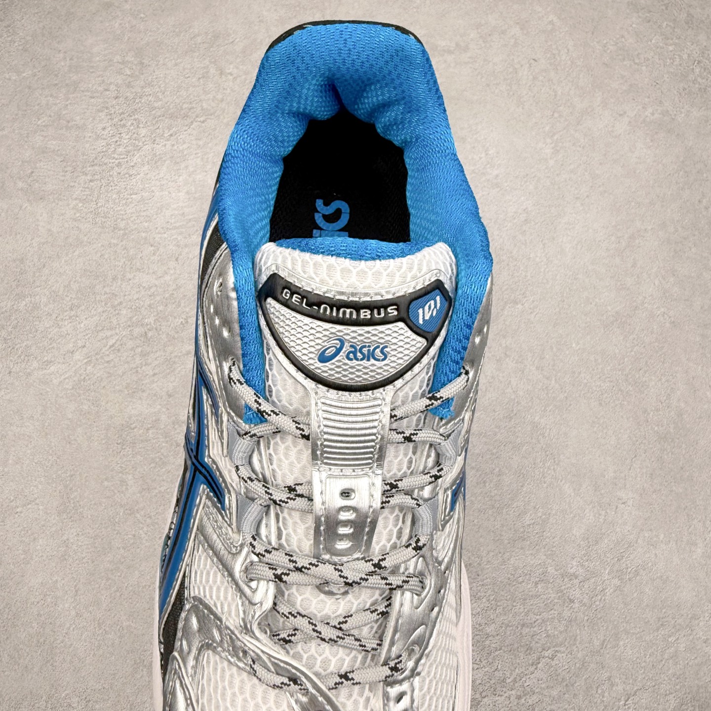 图片[5]-ASICS Gel-Nimbus 10.1 亚瑟士雨云10.1代系列轻量缓震休闲运动跑步鞋 近年来，运动鞋市场迎来了一个新的设计潮流：通过融合艺术与技术，赋予运动鞋更多的时尚元素和创新设计。作为市场中的领导者之一，ASICS（亚瑟士）一向以其技术创新和卓越的鞋款设计著称。而另一个前卫的实验鞋类品牌EMPTY BEHAVIOR，以其非凡的创意和探索，尤其对未来主义和非传统材料的热情撞击，从业界中脱颖而出。两者的合作，以推出特别版的GEL-NIMBUS™ 10.1鞋款——主题为“EVEN MY SHOE IS ART”为标志，为运动鞋设计涉入一个全新的高度。尺码：36 37 37.5 38 39 39.5 40.5 41.5 42 42.5 43.5 44 44.5 45-选品中心