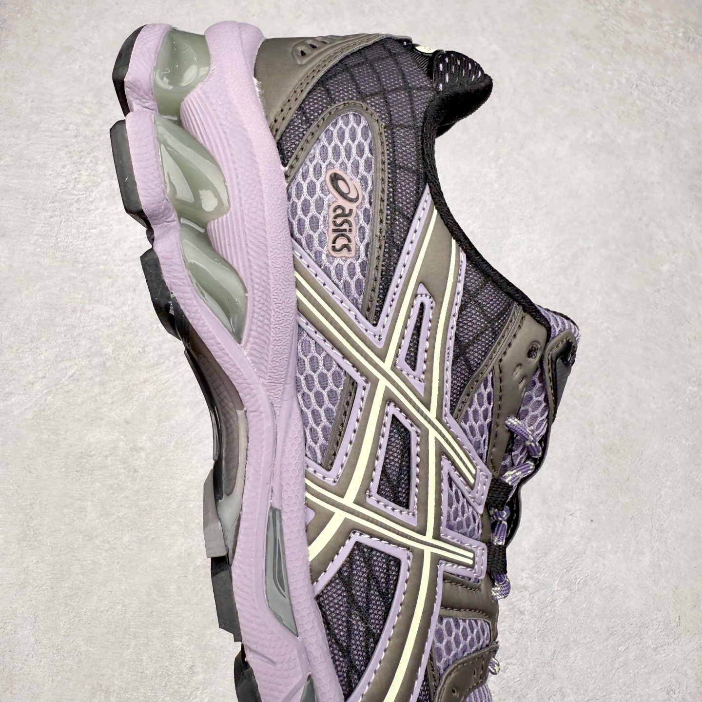 图片[6]-ASICS Gel-Nimbus 10.1 亚瑟士雨云10.1代系列轻量缓震休闲运动跑步鞋 近年来，运动鞋市场迎来了一个新的设计潮流：通过融合艺术与技术，赋予运动鞋更多的时尚元素和创新设计。作为市场中的领导者之一，ASICS（亚瑟士）一向以其技术创新和卓越的鞋款设计著称。而另一个前卫的实验鞋类品牌EMPTY BEHAVIOR，以其非凡的创意和探索，尤其对未来主义和非传统材料的热情撞击，从业界中脱颖而出。两者的合作，以推出特别版的GEL-NIMBUS™ 10.1鞋款——主题为“EVEN MY SHOE IS ART”为标志，为运动鞋设计涉入一个全新的高度。尺码：36 37 37.5 38 39 39.5 40.5 41.5 42 42.5 43.5 44 44.5 45-选品中心