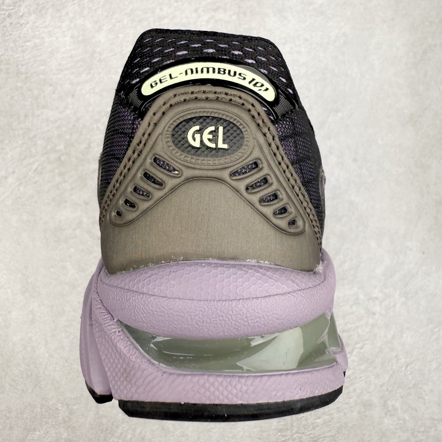 图片[8]-ASICS Gel-Nimbus 10.1 亚瑟士雨云10.1代系列轻量缓震休闲运动跑步鞋 近年来，运动鞋市场迎来了一个新的设计潮流：通过融合艺术与技术，赋予运动鞋更多的时尚元素和创新设计。作为市场中的领导者之一，ASICS（亚瑟士）一向以其技术创新和卓越的鞋款设计著称。而另一个前卫的实验鞋类品牌EMPTY BEHAVIOR，以其非凡的创意和探索，尤其对未来主义和非传统材料的热情撞击，从业界中脱颖而出。两者的合作，以推出特别版的GEL-NIMBUS™ 10.1鞋款——主题为“EVEN MY SHOE IS ART”为标志，为运动鞋设计涉入一个全新的高度。尺码：36 37 37.5 38 39 39.5 40.5 41.5 42 42.5 43.5 44 44.5 45-选品中心