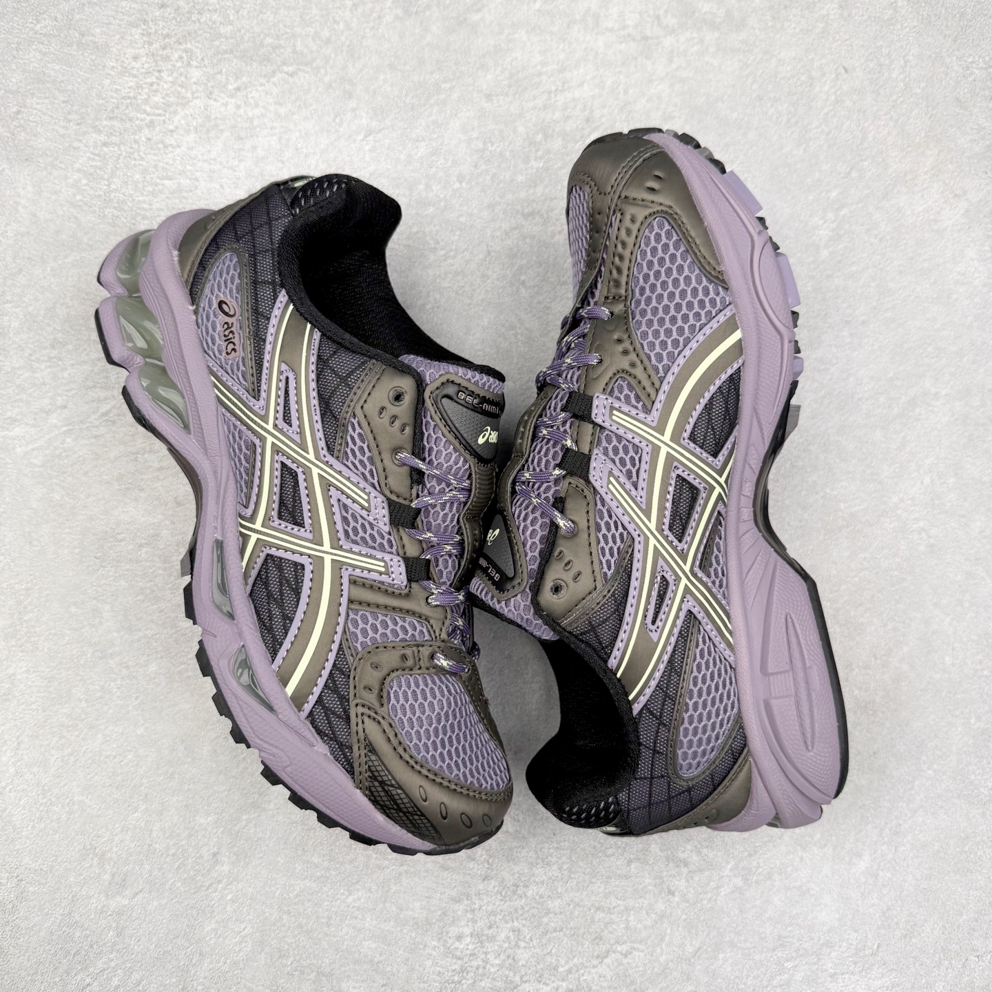 图片[3]-ASICS Gel-Nimbus 10.1 亚瑟士雨云10.1代系列轻量缓震休闲运动跑步鞋 近年来，运动鞋市场迎来了一个新的设计潮流：通过融合艺术与技术，赋予运动鞋更多的时尚元素和创新设计。作为市场中的领导者之一，ASICS（亚瑟士）一向以其技术创新和卓越的鞋款设计著称。而另一个前卫的实验鞋类品牌EMPTY BEHAVIOR，以其非凡的创意和探索，尤其对未来主义和非传统材料的热情撞击，从业界中脱颖而出。两者的合作，以推出特别版的GEL-NIMBUS™ 10.1鞋款——主题为“EVEN MY SHOE IS ART”为标志，为运动鞋设计涉入一个全新的高度。尺码：36 37 37.5 38 39 39.5 40.5 41.5 42 42.5 43.5 44 44.5 45-选品中心