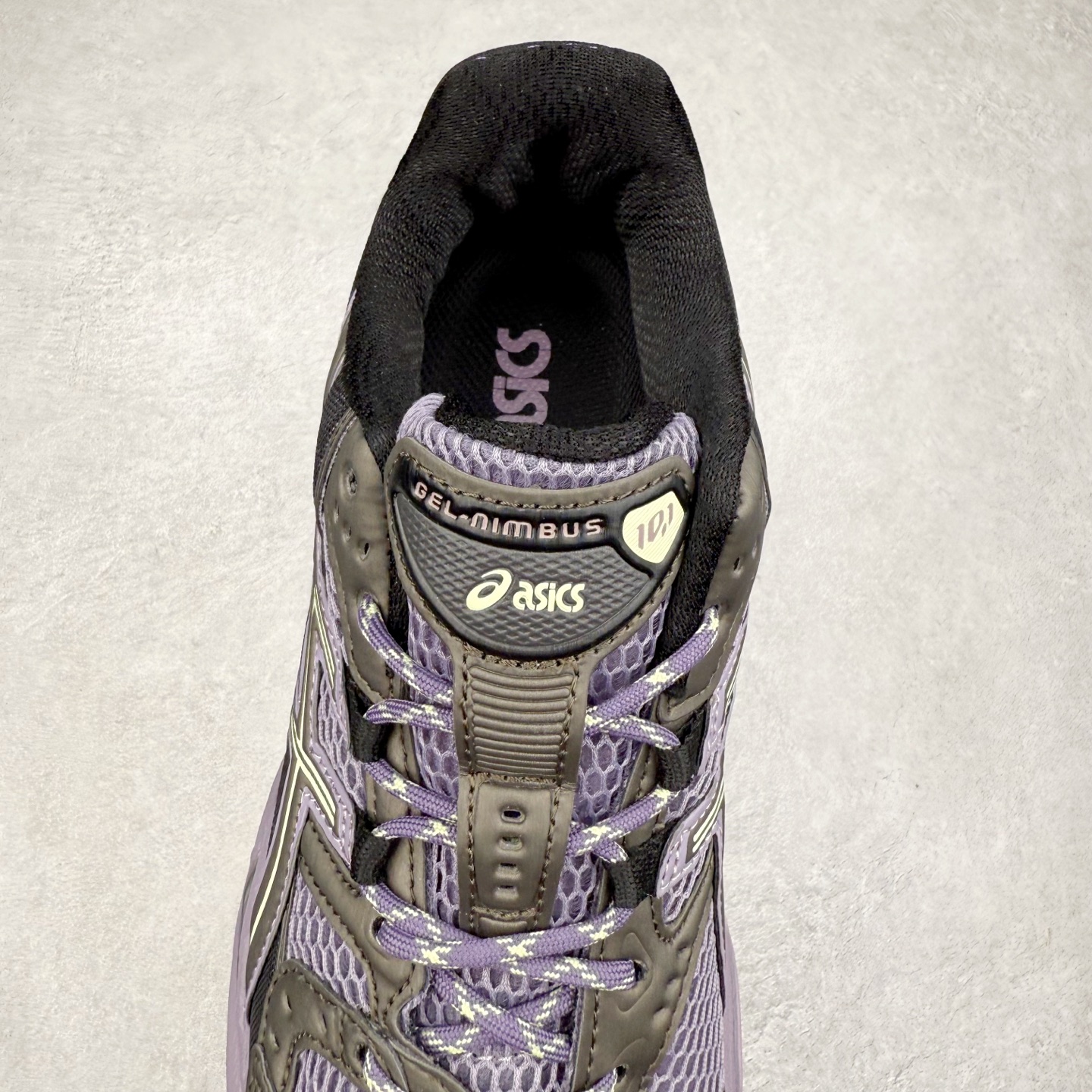 图片[5]-ASICS Gel-Nimbus 10.1 亚瑟士雨云10.1代系列轻量缓震休闲运动跑步鞋 近年来，运动鞋市场迎来了一个新的设计潮流：通过融合艺术与技术，赋予运动鞋更多的时尚元素和创新设计。作为市场中的领导者之一，ASICS（亚瑟士）一向以其技术创新和卓越的鞋款设计著称。而另一个前卫的实验鞋类品牌EMPTY BEHAVIOR，以其非凡的创意和探索，尤其对未来主义和非传统材料的热情撞击，从业界中脱颖而出。两者的合作，以推出特别版的GEL-NIMBUS™ 10.1鞋款——主题为“EVEN MY SHOE IS ART”为标志，为运动鞋设计涉入一个全新的高度。尺码：36 37 37.5 38 39 39.5 40.5 41.5 42 42.5 43.5 44 44.5 45-选品中心