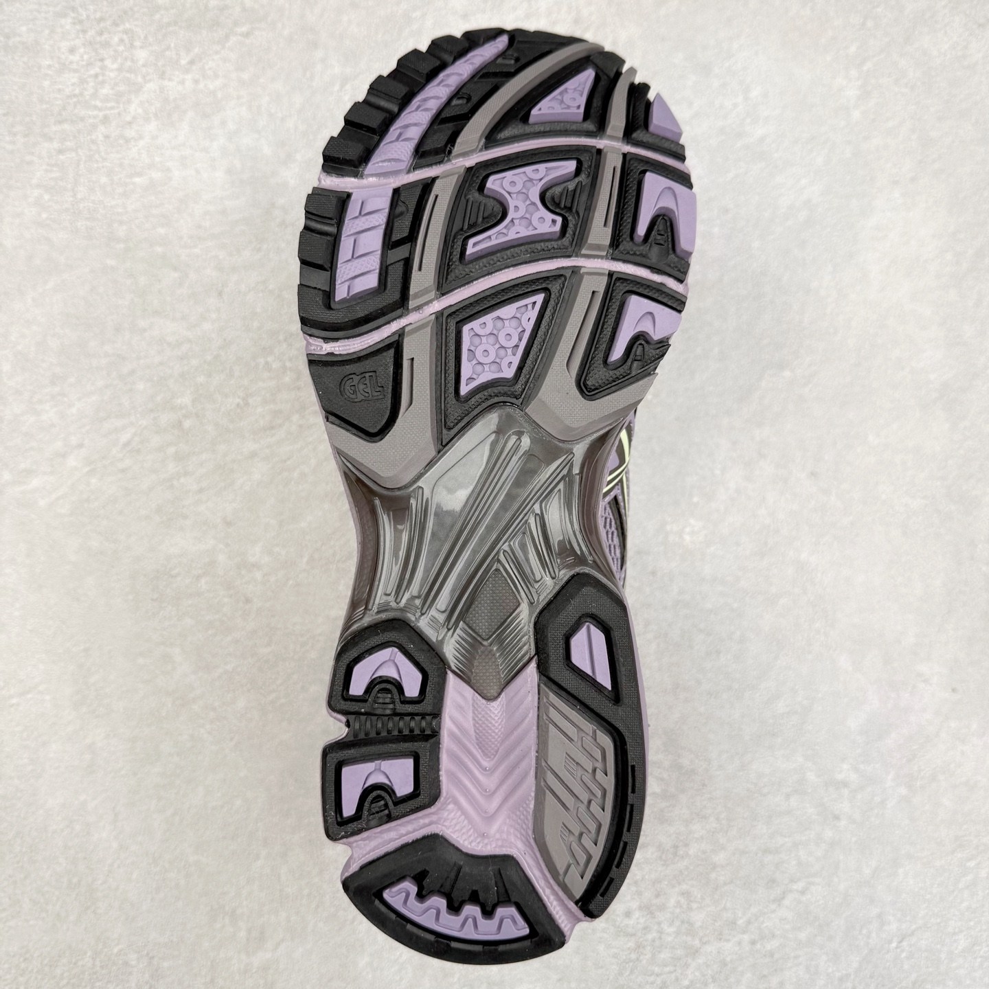 图片[9]-ASICS Gel-Nimbus 10.1 亚瑟士雨云10.1代系列轻量缓震休闲运动跑步鞋 近年来，运动鞋市场迎来了一个新的设计潮流：通过融合艺术与技术，赋予运动鞋更多的时尚元素和创新设计。作为市场中的领导者之一，ASICS（亚瑟士）一向以其技术创新和卓越的鞋款设计著称。而另一个前卫的实验鞋类品牌EMPTY BEHAVIOR，以其非凡的创意和探索，尤其对未来主义和非传统材料的热情撞击，从业界中脱颖而出。两者的合作，以推出特别版的GEL-NIMBUS™ 10.1鞋款——主题为“EVEN MY SHOE IS ART”为标志，为运动鞋设计涉入一个全新的高度。尺码：36 37 37.5 38 39 39.5 40.5 41.5 42 42.5 43.5 44 44.5 45-选品中心