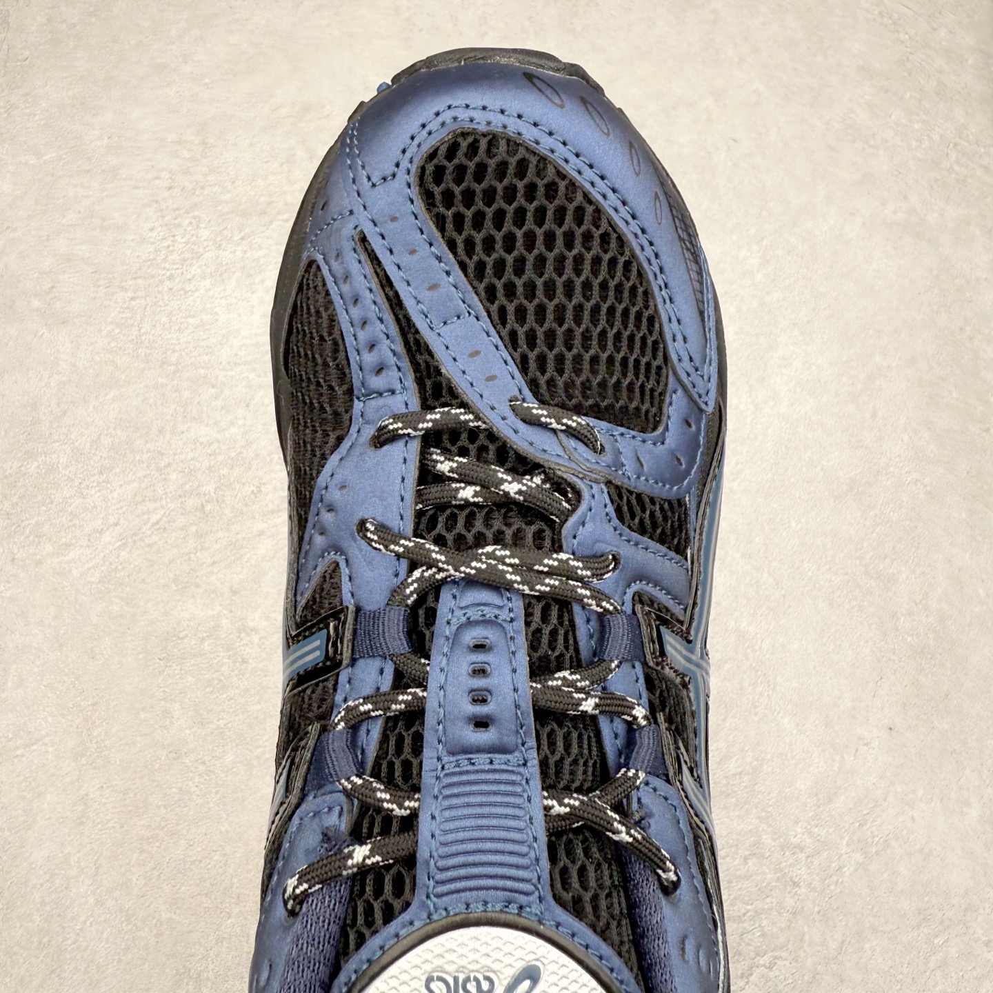 图片[4]-ASICS Gel-Nimbus 10.1 亚瑟士雨云10.1代系列轻量缓震休闲运动跑步鞋 近年来，运动鞋市场迎来了一个新的设计潮流：通过融合艺术与技术，赋予运动鞋更多的时尚元素和创新设计。作为市场中的领导者之一，ASICS（亚瑟士）一向以其技术创新和卓越的鞋款设计著称。而另一个前卫的实验鞋类品牌EMPTY BEHAVIOR，以其非凡的创意和探索，尤其对未来主义和非传统材料的热情撞击，从业界中脱颖而出。两者的合作，以推出特别版的GEL-NIMBUS™ 10.1鞋款——主题为“EVEN MY SHOE IS ART”为标志，为运动鞋设计涉入一个全新的高度。尺码：36 37 37.5 38 39 39.5 40.5 41.5 42 42.5 43.5 44 44.5 45-选品中心