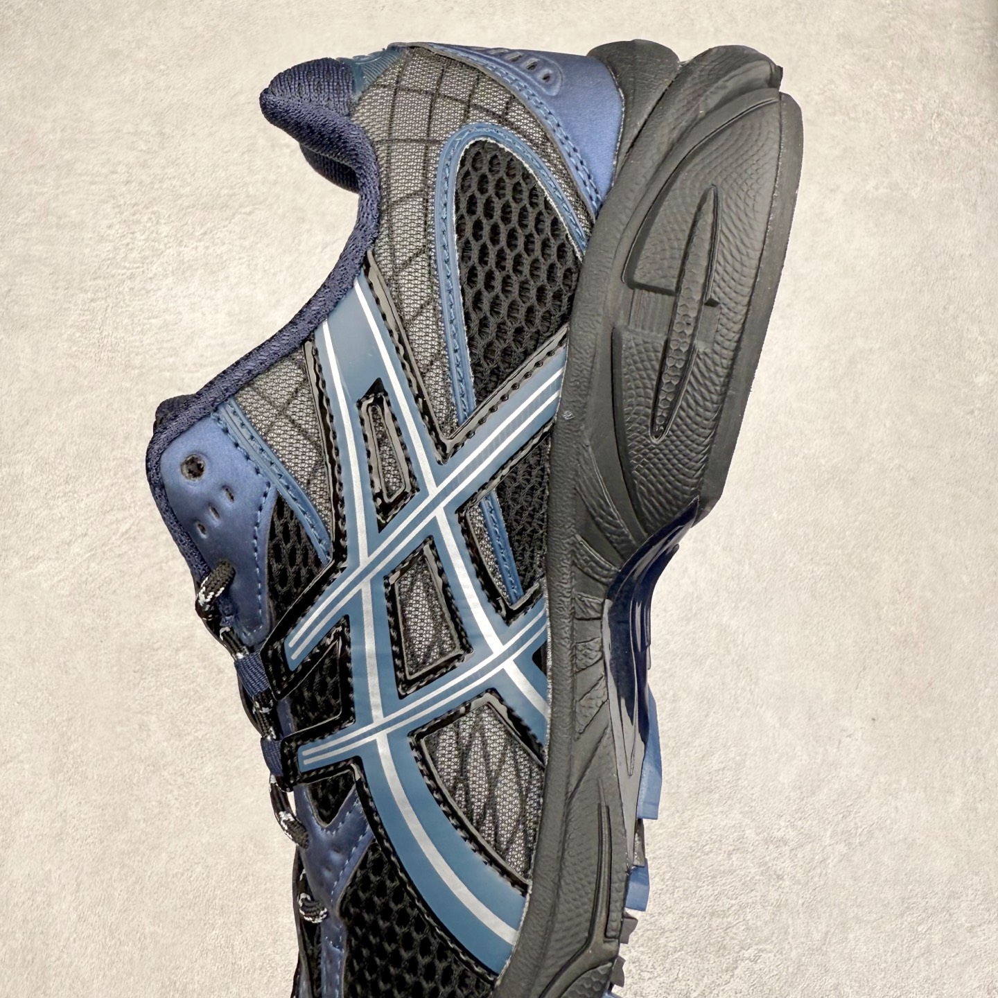 图片[7]-ASICS Gel-Nimbus 10.1 亚瑟士雨云10.1代系列轻量缓震休闲运动跑步鞋 近年来，运动鞋市场迎来了一个新的设计潮流：通过融合艺术与技术，赋予运动鞋更多的时尚元素和创新设计。作为市场中的领导者之一，ASICS（亚瑟士）一向以其技术创新和卓越的鞋款设计著称。而另一个前卫的实验鞋类品牌EMPTY BEHAVIOR，以其非凡的创意和探索，尤其对未来主义和非传统材料的热情撞击，从业界中脱颖而出。两者的合作，以推出特别版的GEL-NIMBUS™ 10.1鞋款——主题为“EVEN MY SHOE IS ART”为标志，为运动鞋设计涉入一个全新的高度。尺码：36 37 37.5 38 39 39.5 40.5 41.5 42 42.5 43.5 44 44.5 45-选品中心