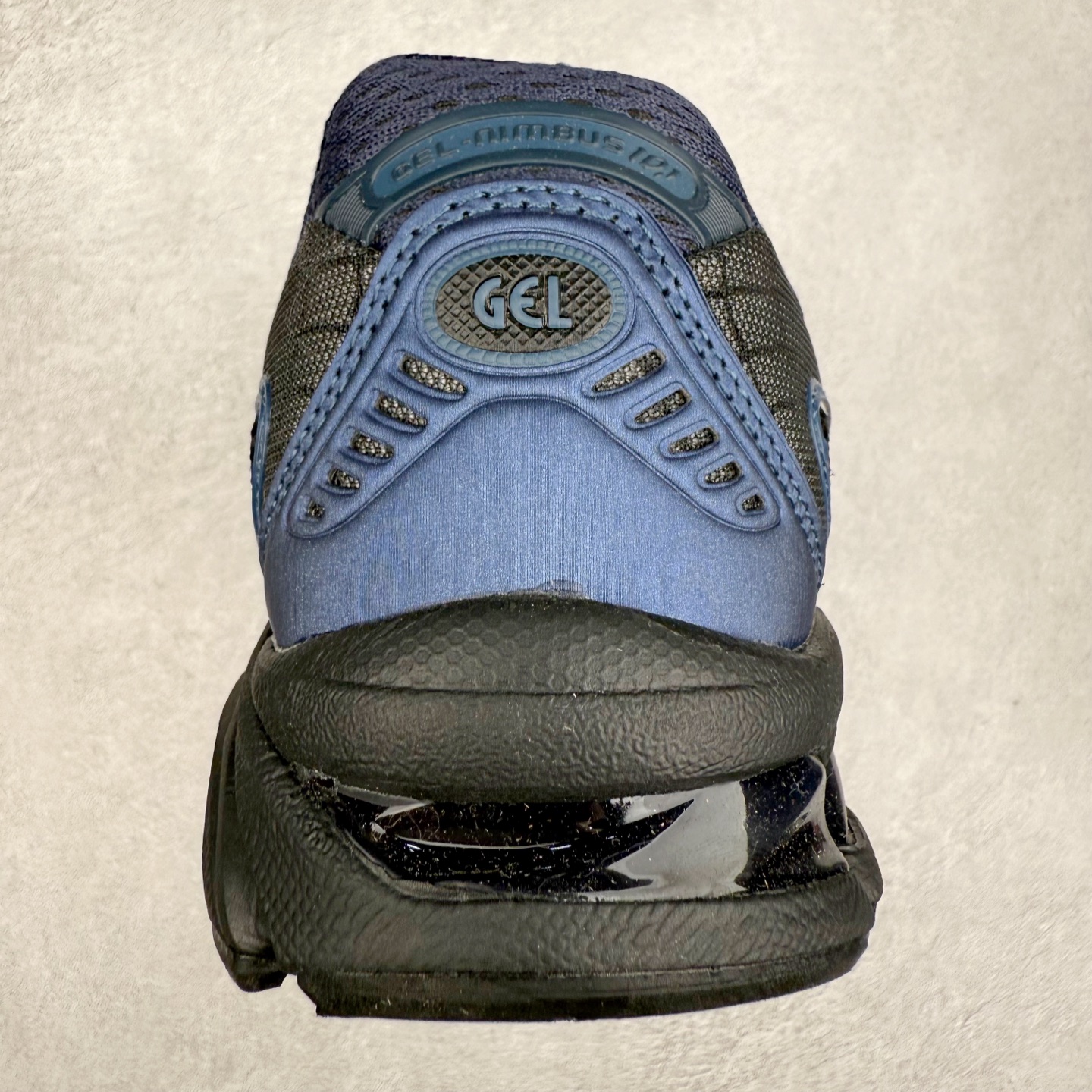 图片[8]-ASICS Gel-Nimbus 10.1 亚瑟士雨云10.1代系列轻量缓震休闲运动跑步鞋 近年来，运动鞋市场迎来了一个新的设计潮流：通过融合艺术与技术，赋予运动鞋更多的时尚元素和创新设计。作为市场中的领导者之一，ASICS（亚瑟士）一向以其技术创新和卓越的鞋款设计著称。而另一个前卫的实验鞋类品牌EMPTY BEHAVIOR，以其非凡的创意和探索，尤其对未来主义和非传统材料的热情撞击，从业界中脱颖而出。两者的合作，以推出特别版的GEL-NIMBUS™ 10.1鞋款——主题为“EVEN MY SHOE IS ART”为标志，为运动鞋设计涉入一个全新的高度。尺码：36 37 37.5 38 39 39.5 40.5 41.5 42 42.5 43.5 44 44.5 45-选品中心