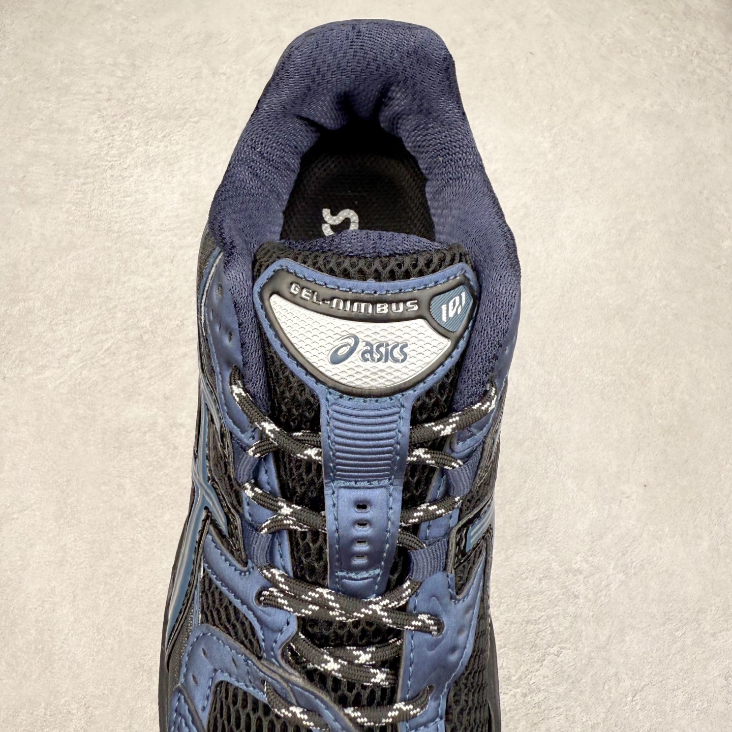 图片[5]-ASICS Gel-Nimbus 10.1 亚瑟士雨云10.1代系列轻量缓震休闲运动跑步鞋 近年来，运动鞋市场迎来了一个新的设计潮流：通过融合艺术与技术，赋予运动鞋更多的时尚元素和创新设计。作为市场中的领导者之一，ASICS（亚瑟士）一向以其技术创新和卓越的鞋款设计著称。而另一个前卫的实验鞋类品牌EMPTY BEHAVIOR，以其非凡的创意和探索，尤其对未来主义和非传统材料的热情撞击，从业界中脱颖而出。两者的合作，以推出特别版的GEL-NIMBUS™ 10.1鞋款——主题为“EVEN MY SHOE IS ART”为标志，为运动鞋设计涉入一个全新的高度。尺码：36 37 37.5 38 39 39.5 40.5 41.5 42 42.5 43.5 44 44.5 45-选品中心