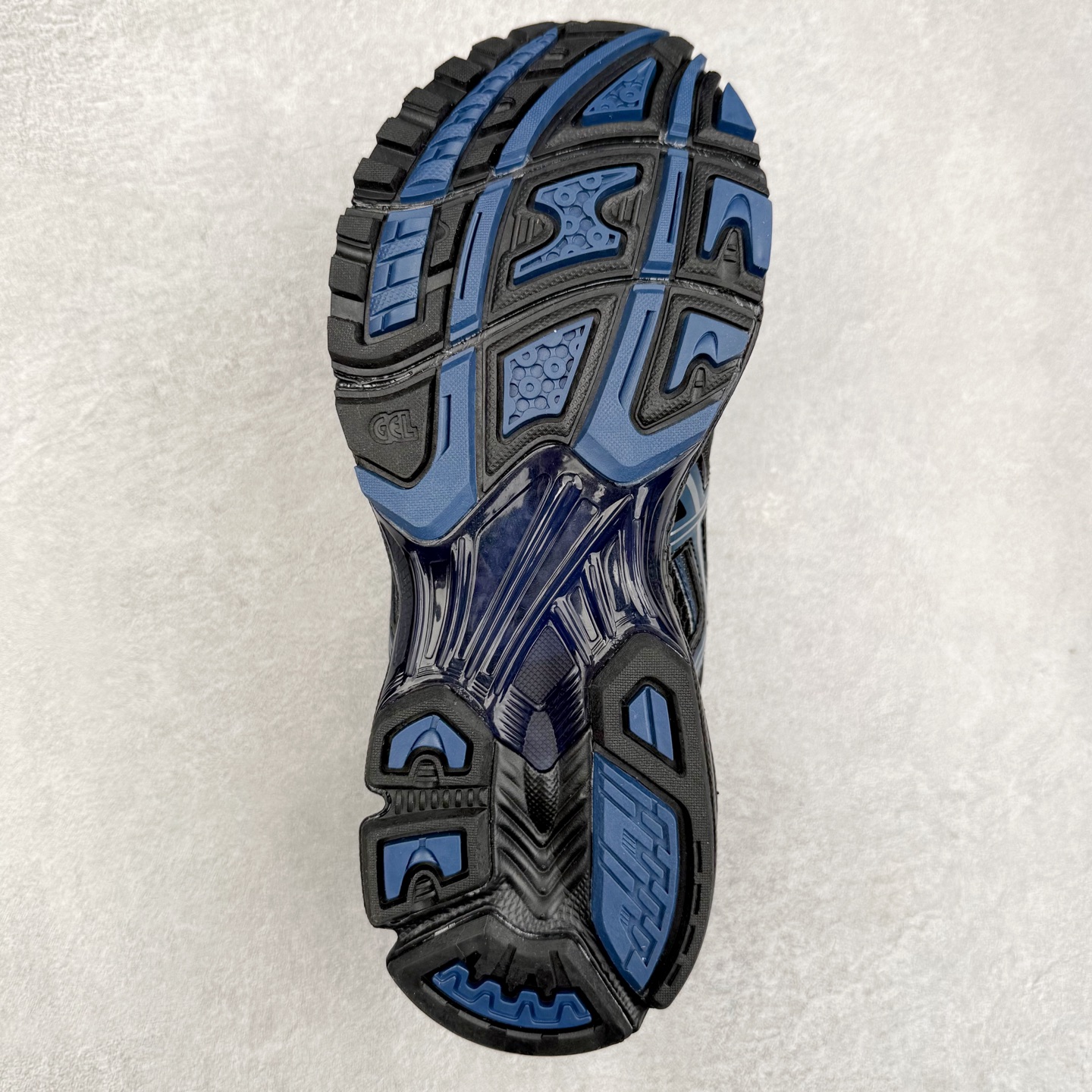 图片[9]-ASICS Gel-Nimbus 10.1 亚瑟士雨云10.1代系列轻量缓震休闲运动跑步鞋 近年来，运动鞋市场迎来了一个新的设计潮流：通过融合艺术与技术，赋予运动鞋更多的时尚元素和创新设计。作为市场中的领导者之一，ASICS（亚瑟士）一向以其技术创新和卓越的鞋款设计著称。而另一个前卫的实验鞋类品牌EMPTY BEHAVIOR，以其非凡的创意和探索，尤其对未来主义和非传统材料的热情撞击，从业界中脱颖而出。两者的合作，以推出特别版的GEL-NIMBUS™ 10.1鞋款——主题为“EVEN MY SHOE IS ART”为标志，为运动鞋设计涉入一个全新的高度。尺码：36 37 37.5 38 39 39.5 40.5 41.5 42 42.5 43.5 44 44.5 45-选品中心