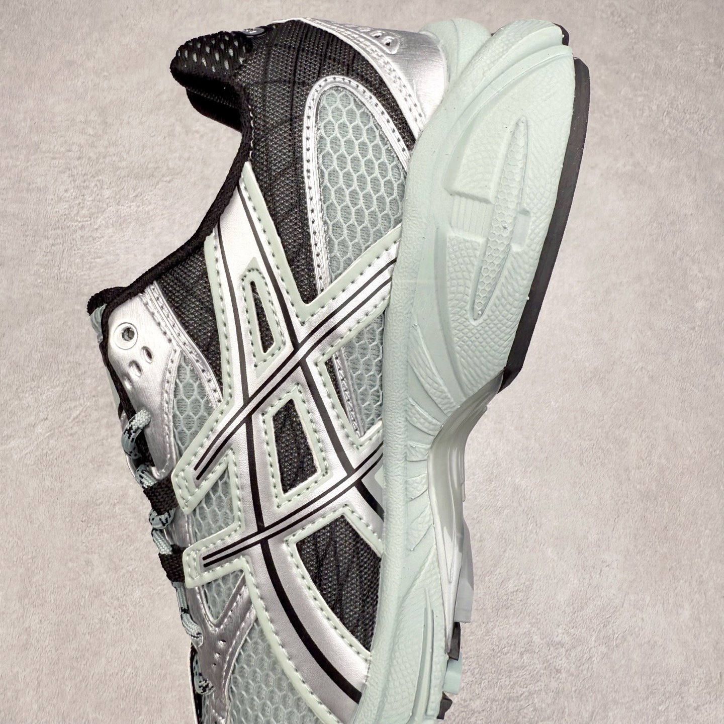 图片[7]-ASICS Gel-Nimbus 10.1 亚瑟士雨云10.1代系列轻量缓震休闲运动跑步鞋 近年来，运动鞋市场迎来了一个新的设计潮流：通过融合艺术与技术，赋予运动鞋更多的时尚元素和创新设计。作为市场中的领导者之一，ASICS（亚瑟士）一向以其技术创新和卓越的鞋款设计著称。而另一个前卫的实验鞋类品牌EMPTY BEHAVIOR，以其非凡的创意和探索，尤其对未来主义和非传统材料的热情撞击，从业界中脱颖而出。两者的合作，以推出特别版的GEL-NIMBUS™ 10.1鞋款——主题为“EVEN MY SHOE IS ART”为标志，为运动鞋设计涉入一个全新的高度。尺码：36 37 37.5 38 39 39.5 40.5 41.5 42 42.5 43.5 44 44.5 45-选品中心