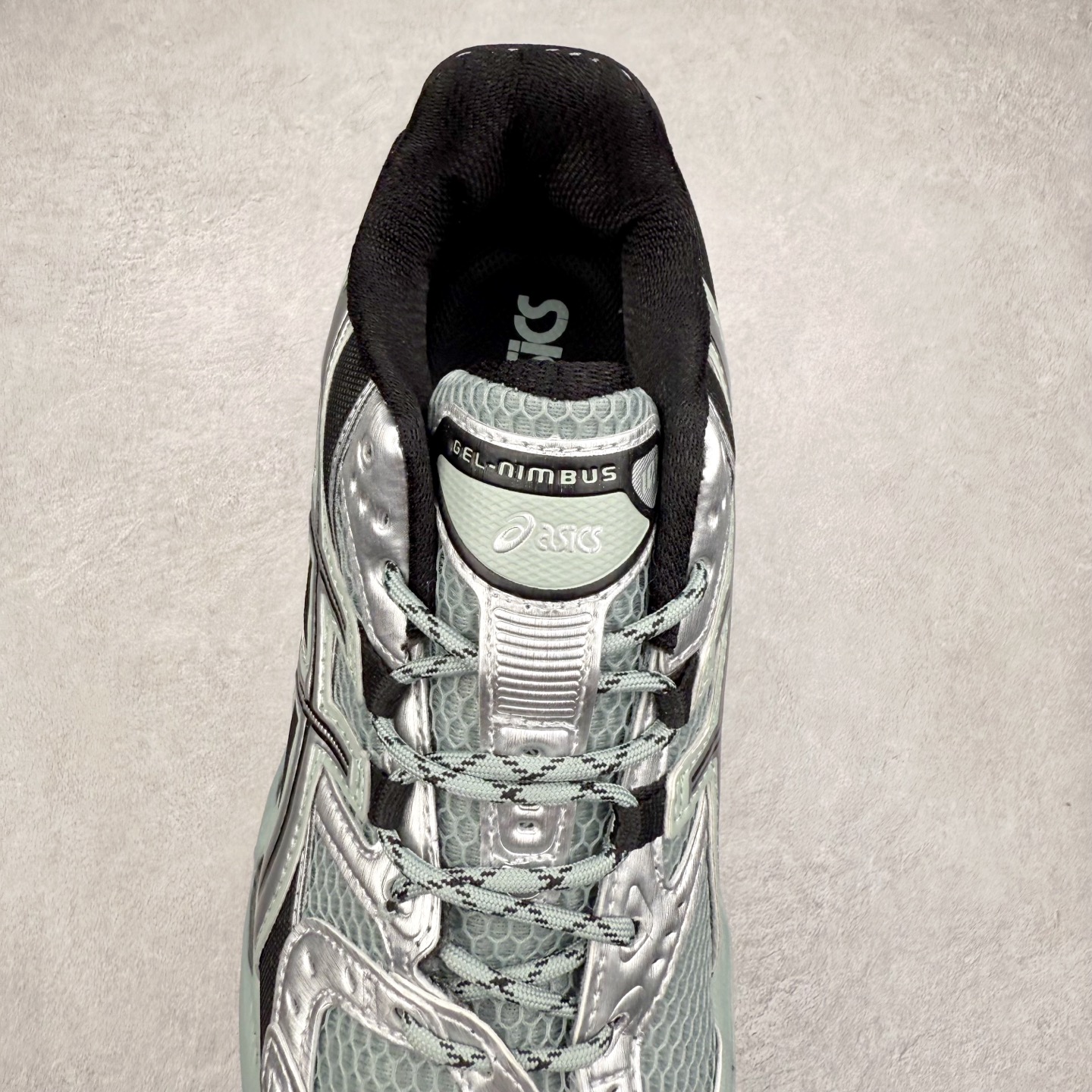 图片[5]-ASICS Gel-Nimbus 10.1 亚瑟士雨云10.1代系列轻量缓震休闲运动跑步鞋 近年来，运动鞋市场迎来了一个新的设计潮流：通过融合艺术与技术，赋予运动鞋更多的时尚元素和创新设计。作为市场中的领导者之一，ASICS（亚瑟士）一向以其技术创新和卓越的鞋款设计著称。而另一个前卫的实验鞋类品牌EMPTY BEHAVIOR，以其非凡的创意和探索，尤其对未来主义和非传统材料的热情撞击，从业界中脱颖而出。两者的合作，以推出特别版的GEL-NIMBUS™ 10.1鞋款——主题为“EVEN MY SHOE IS ART”为标志，为运动鞋设计涉入一个全新的高度。尺码：36 37 37.5 38 39 39.5 40.5 41.5 42 42.5 43.5 44 44.5 45-选品中心