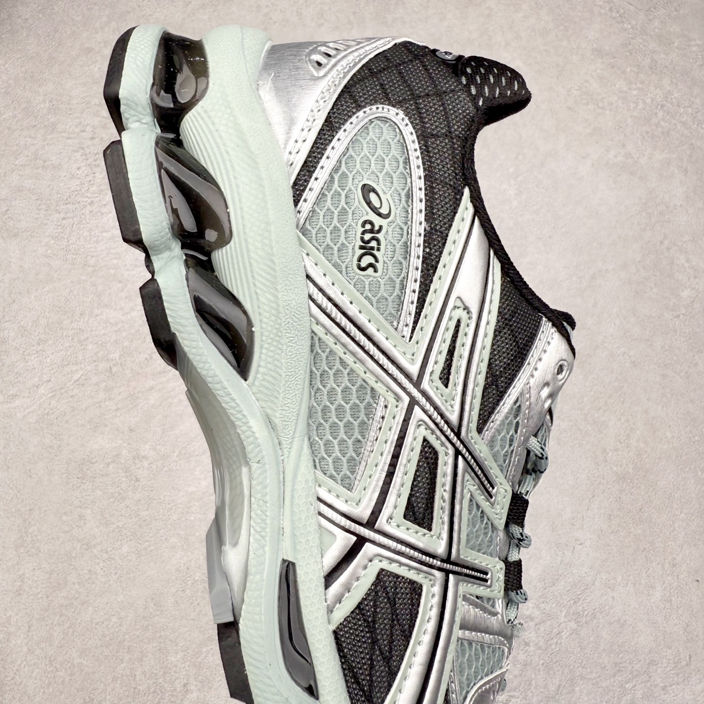 图片[6]-ASICS Gel-Nimbus 10.1 亚瑟士雨云10.1代系列轻量缓震休闲运动跑步鞋 近年来，运动鞋市场迎来了一个新的设计潮流：通过融合艺术与技术，赋予运动鞋更多的时尚元素和创新设计。作为市场中的领导者之一，ASICS（亚瑟士）一向以其技术创新和卓越的鞋款设计著称。而另一个前卫的实验鞋类品牌EMPTY BEHAVIOR，以其非凡的创意和探索，尤其对未来主义和非传统材料的热情撞击，从业界中脱颖而出。两者的合作，以推出特别版的GEL-NIMBUS™ 10.1鞋款——主题为“EVEN MY SHOE IS ART”为标志，为运动鞋设计涉入一个全新的高度。尺码：36 37 37.5 38 39 39.5 40.5 41.5 42 42.5 43.5 44 44.5 45-选品中心