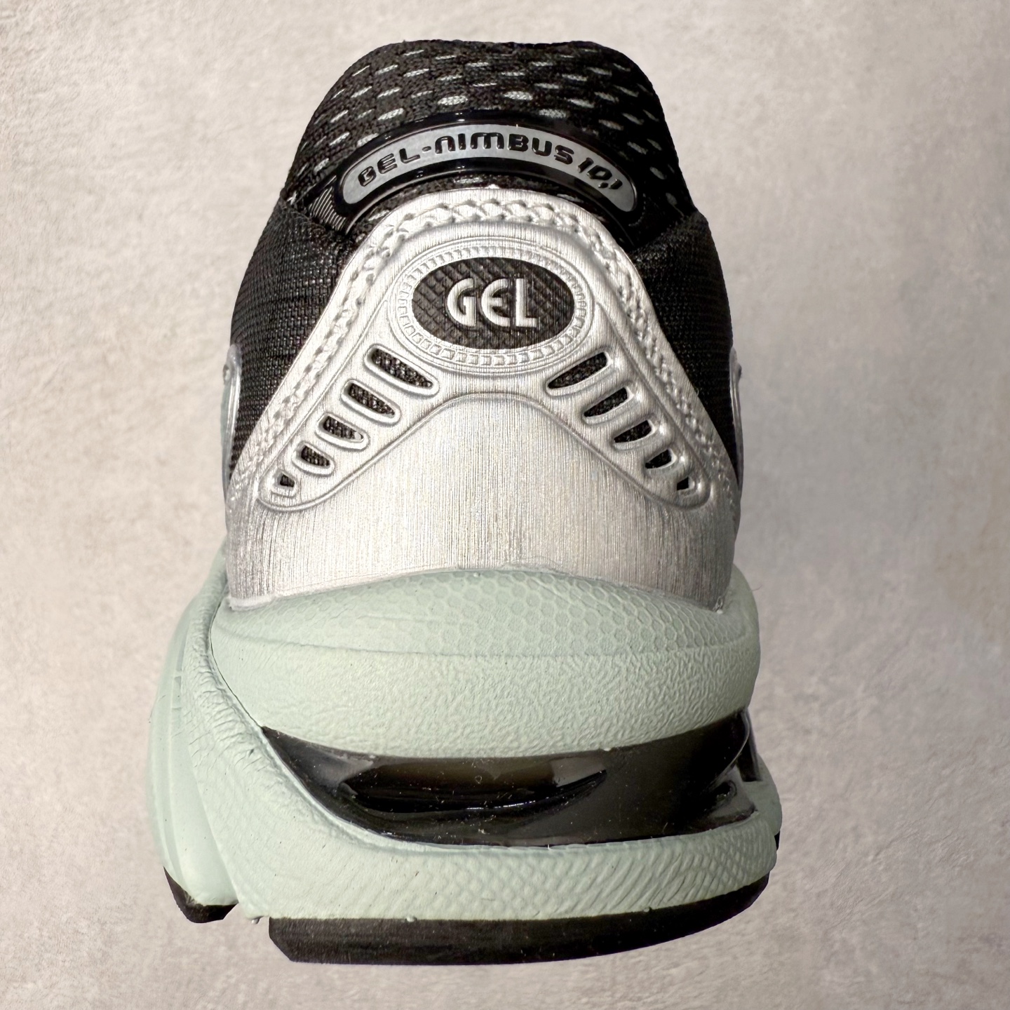 图片[8]-ASICS Gel-Nimbus 10.1 亚瑟士雨云10.1代系列轻量缓震休闲运动跑步鞋 近年来，运动鞋市场迎来了一个新的设计潮流：通过融合艺术与技术，赋予运动鞋更多的时尚元素和创新设计。作为市场中的领导者之一，ASICS（亚瑟士）一向以其技术创新和卓越的鞋款设计著称。而另一个前卫的实验鞋类品牌EMPTY BEHAVIOR，以其非凡的创意和探索，尤其对未来主义和非传统材料的热情撞击，从业界中脱颖而出。两者的合作，以推出特别版的GEL-NIMBUS™ 10.1鞋款——主题为“EVEN MY SHOE IS ART”为标志，为运动鞋设计涉入一个全新的高度。尺码：36 37 37.5 38 39 39.5 40.5 41.5 42 42.5 43.5 44 44.5 45-选品中心