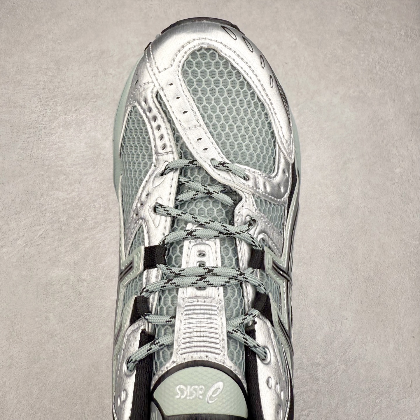 图片[4]-ASICS Gel-Nimbus 10.1 亚瑟士雨云10.1代系列轻量缓震休闲运动跑步鞋 近年来，运动鞋市场迎来了一个新的设计潮流：通过融合艺术与技术，赋予运动鞋更多的时尚元素和创新设计。作为市场中的领导者之一，ASICS（亚瑟士）一向以其技术创新和卓越的鞋款设计著称。而另一个前卫的实验鞋类品牌EMPTY BEHAVIOR，以其非凡的创意和探索，尤其对未来主义和非传统材料的热情撞击，从业界中脱颖而出。两者的合作，以推出特别版的GEL-NIMBUS™ 10.1鞋款——主题为“EVEN MY SHOE IS ART”为标志，为运动鞋设计涉入一个全新的高度。尺码：36 37 37.5 38 39 39.5 40.5 41.5 42 42.5 43.5 44 44.5 45-选品中心