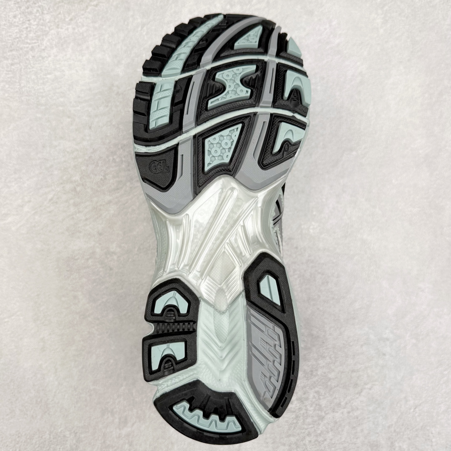 图片[9]-ASICS Gel-Nimbus 10.1 亚瑟士雨云10.1代系列轻量缓震休闲运动跑步鞋 近年来，运动鞋市场迎来了一个新的设计潮流：通过融合艺术与技术，赋予运动鞋更多的时尚元素和创新设计。作为市场中的领导者之一，ASICS（亚瑟士）一向以其技术创新和卓越的鞋款设计著称。而另一个前卫的实验鞋类品牌EMPTY BEHAVIOR，以其非凡的创意和探索，尤其对未来主义和非传统材料的热情撞击，从业界中脱颖而出。两者的合作，以推出特别版的GEL-NIMBUS™ 10.1鞋款——主题为“EVEN MY SHOE IS ART”为标志，为运动鞋设计涉入一个全新的高度。尺码：36 37 37.5 38 39 39.5 40.5 41.5 42 42.5 43.5 44 44.5 45-选品中心