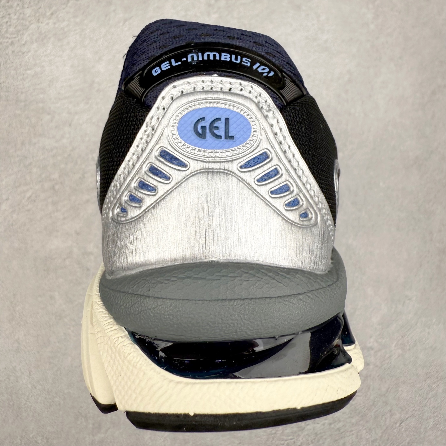 图片[8]-ASICS Gel-Nimbus 10.1 亚瑟士雨云10.1代系列轻量缓震休闲运动跑步鞋 近年来，运动鞋市场迎来了一个新的设计潮流：通过融合艺术与技术，赋予运动鞋更多的时尚元素和创新设计。作为市场中的领导者之一，ASICS（亚瑟士）一向以其技术创新和卓越的鞋款设计著称。而另一个前卫的实验鞋类品牌EMPTY BEHAVIOR，以其非凡的创意和探索，尤其对未来主义和非传统材料的热情撞击，从业界中脱颖而出。两者的合作，以推出特别版的GEL-NIMBUS™ 10.1鞋款——主题为“EVEN MY SHOE IS ART”为标志，为运动鞋设计涉入一个全新的高度。尺码：36 37 37.5 38 39 39.5 40.5 41.5 42 42.5 43.5 44 44.5 45-选品中心