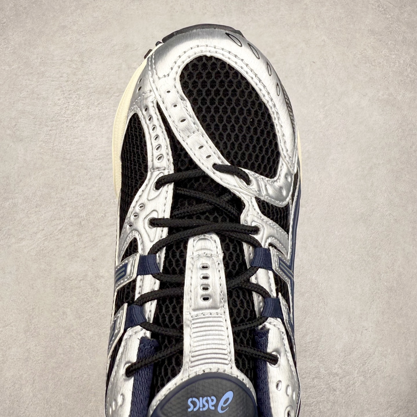 图片[4]-ASICS Gel-Nimbus 10.1 亚瑟士雨云10.1代系列轻量缓震休闲运动跑步鞋 近年来，运动鞋市场迎来了一个新的设计潮流：通过融合艺术与技术，赋予运动鞋更多的时尚元素和创新设计。作为市场中的领导者之一，ASICS（亚瑟士）一向以其技术创新和卓越的鞋款设计著称。而另一个前卫的实验鞋类品牌EMPTY BEHAVIOR，以其非凡的创意和探索，尤其对未来主义和非传统材料的热情撞击，从业界中脱颖而出。两者的合作，以推出特别版的GEL-NIMBUS™ 10.1鞋款——主题为“EVEN MY SHOE IS ART”为标志，为运动鞋设计涉入一个全新的高度。尺码：36 37 37.5 38 39 39.5 40.5 41.5 42 42.5 43.5 44 44.5 45-选品中心