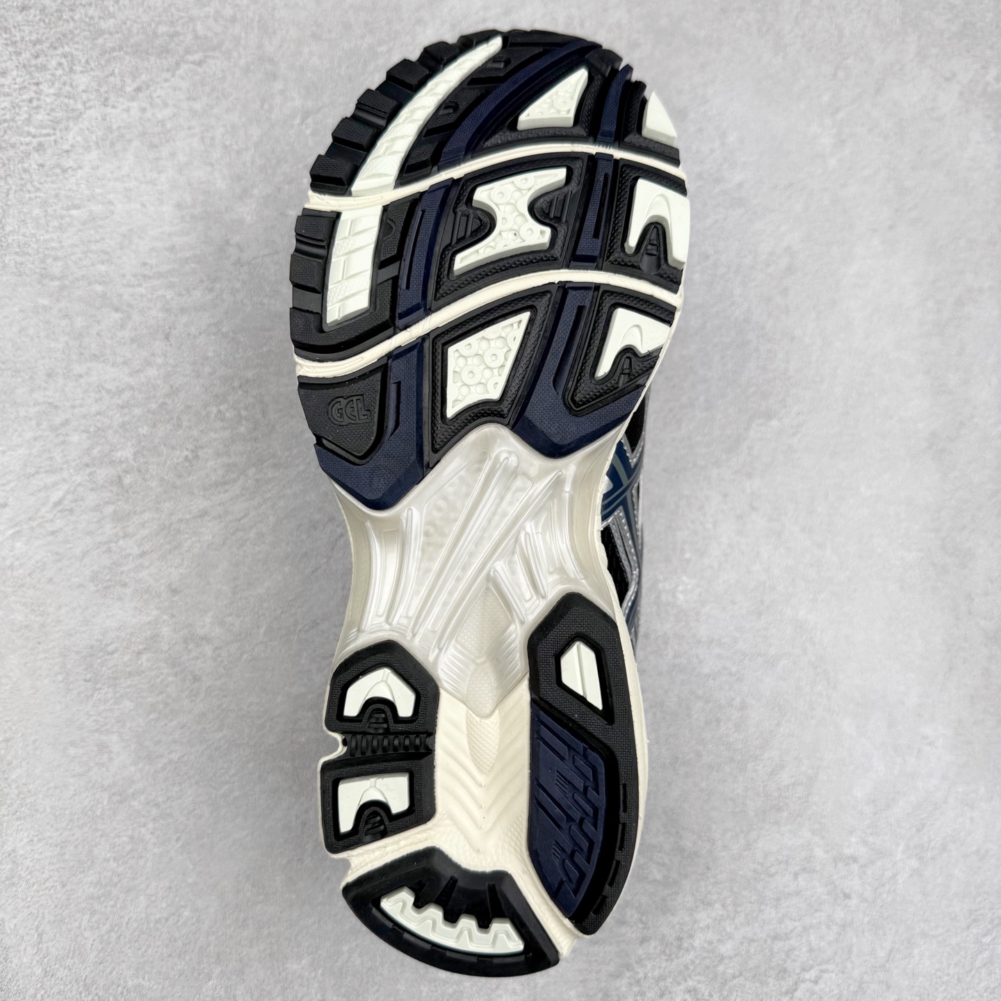 图片[9]-ASICS Gel-Nimbus 10.1 亚瑟士雨云10.1代系列轻量缓震休闲运动跑步鞋 近年来，运动鞋市场迎来了一个新的设计潮流：通过融合艺术与技术，赋予运动鞋更多的时尚元素和创新设计。作为市场中的领导者之一，ASICS（亚瑟士）一向以其技术创新和卓越的鞋款设计著称。而另一个前卫的实验鞋类品牌EMPTY BEHAVIOR，以其非凡的创意和探索，尤其对未来主义和非传统材料的热情撞击，从业界中脱颖而出。两者的合作，以推出特别版的GEL-NIMBUS™ 10.1鞋款——主题为“EVEN MY SHOE IS ART”为标志，为运动鞋设计涉入一个全新的高度。尺码：36 37 37.5 38 39 39.5 40.5 41.5 42 42.5 43.5 44 44.5 45-选品中心