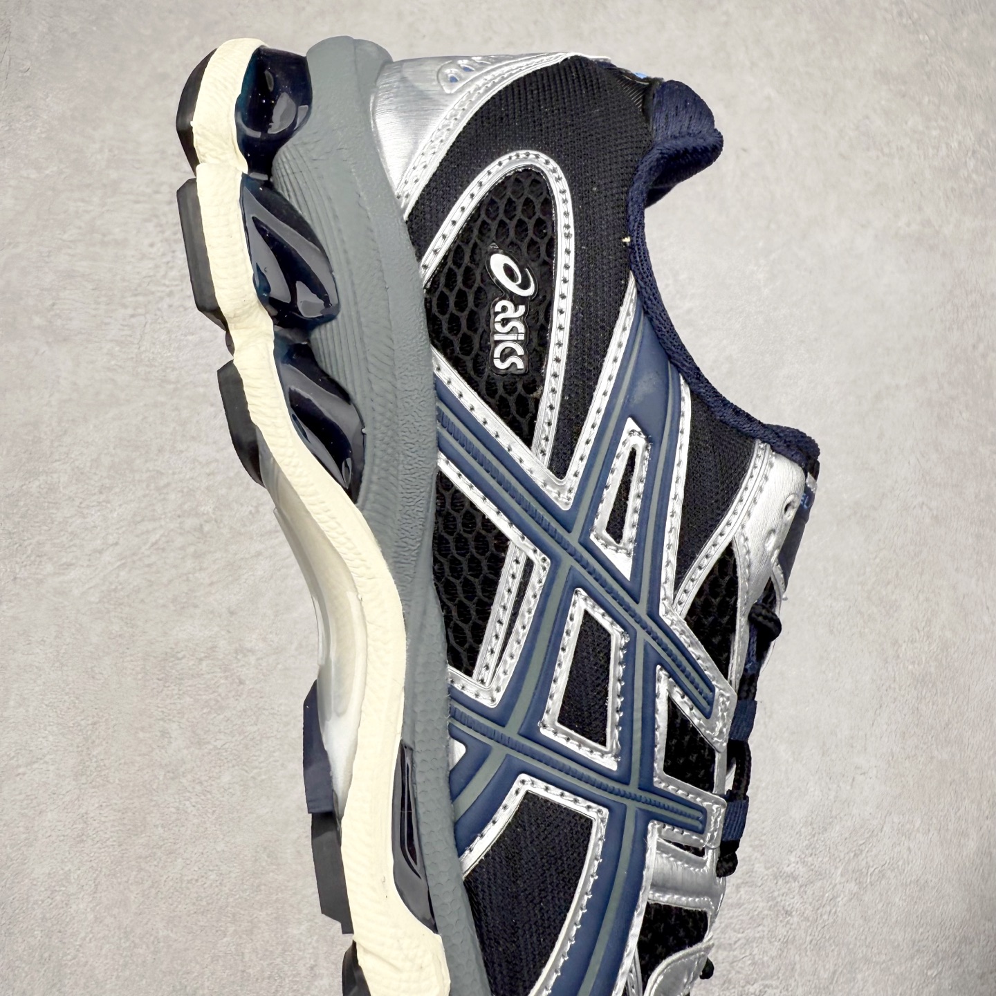 图片[6]-ASICS Gel-Nimbus 10.1 亚瑟士雨云10.1代系列轻量缓震休闲运动跑步鞋 近年来，运动鞋市场迎来了一个新的设计潮流：通过融合艺术与技术，赋予运动鞋更多的时尚元素和创新设计。作为市场中的领导者之一，ASICS（亚瑟士）一向以其技术创新和卓越的鞋款设计著称。而另一个前卫的实验鞋类品牌EMPTY BEHAVIOR，以其非凡的创意和探索，尤其对未来主义和非传统材料的热情撞击，从业界中脱颖而出。两者的合作，以推出特别版的GEL-NIMBUS™ 10.1鞋款——主题为“EVEN MY SHOE IS ART”为标志，为运动鞋设计涉入一个全新的高度。尺码：36 37 37.5 38 39 39.5 40.5 41.5 42 42.5 43.5 44 44.5 45-选品中心