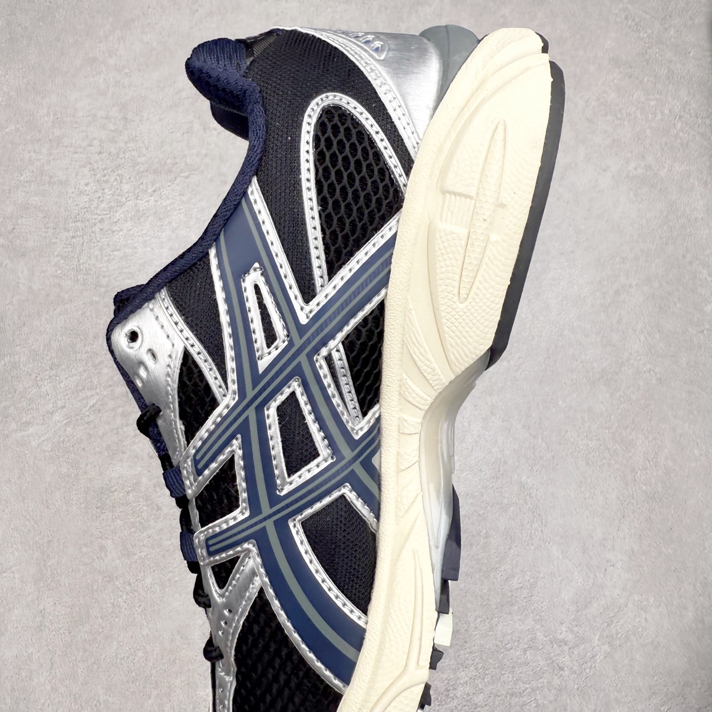 图片[7]-ASICS Gel-Nimbus 10.1 亚瑟士雨云10.1代系列轻量缓震休闲运动跑步鞋 近年来，运动鞋市场迎来了一个新的设计潮流：通过融合艺术与技术，赋予运动鞋更多的时尚元素和创新设计。作为市场中的领导者之一，ASICS（亚瑟士）一向以其技术创新和卓越的鞋款设计著称。而另一个前卫的实验鞋类品牌EMPTY BEHAVIOR，以其非凡的创意和探索，尤其对未来主义和非传统材料的热情撞击，从业界中脱颖而出。两者的合作，以推出特别版的GEL-NIMBUS™ 10.1鞋款——主题为“EVEN MY SHOE IS ART”为标志，为运动鞋设计涉入一个全新的高度。尺码：36 37 37.5 38 39 39.5 40.5 41.5 42 42.5 43.5 44 44.5 45-选品中心