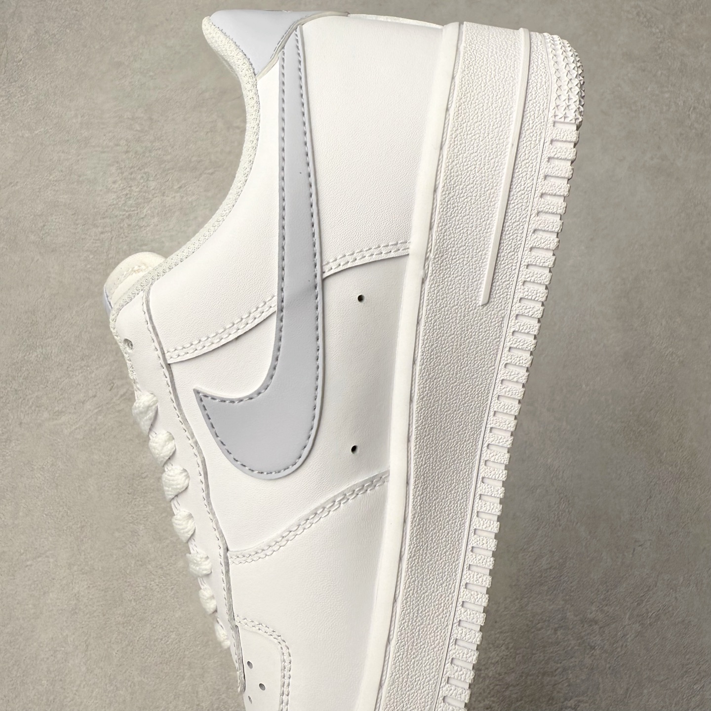 图片[7]-NK Air Force 1´07 Low 空军一号低帮百搭休闲运动板鞋 FJ4146-117 柔软、弹性十足的缓震性能和出色的中底设计 横跨复古与现代的外型结合 造就出风靡全球 三十多年的Force 1 直到今天还深受青睐 实拍调校N版已经零色差零失真 百分百还原实物色彩所见即所得 不存在货不对板色差等低级问题 选购参考实物拍摄 不混卖不参货 只用心做好货严格选品 承诺混一赔十 尺码：36 36.5 37.5 38 38.5 39 40 40.5 41 42 42.5 43 44 44.5 45-选品中心