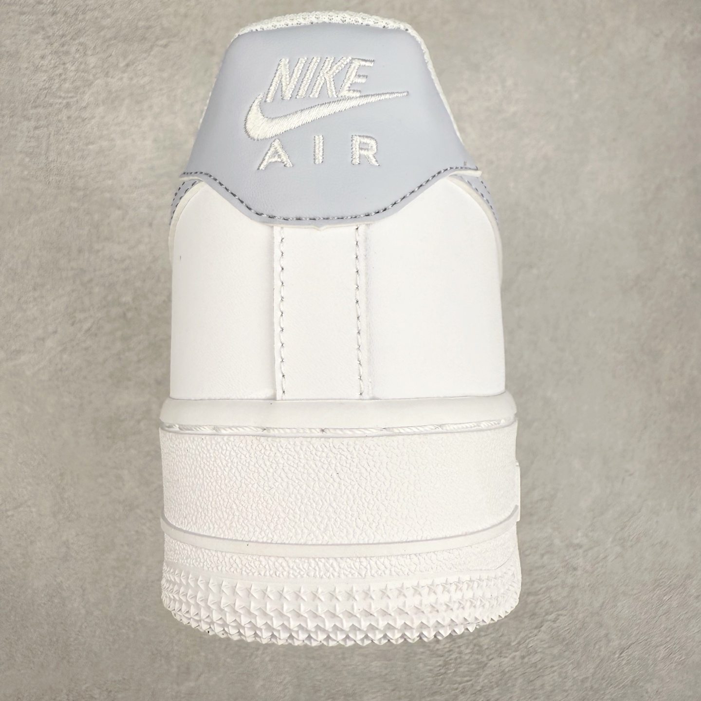 图片[8]-NK Air Force 1´07 Low 空军一号低帮百搭休闲运动板鞋 FJ4146-117 柔软、弹性十足的缓震性能和出色的中底设计 横跨复古与现代的外型结合 造就出风靡全球 三十多年的Force 1 直到今天还深受青睐 实拍调校N版已经零色差零失真 百分百还原实物色彩所见即所得 不存在货不对板色差等低级问题 选购参考实物拍摄 不混卖不参货 只用心做好货严格选品 承诺混一赔十 尺码：36 36.5 37.5 38 38.5 39 40 40.5 41 42 42.5 43 44 44.5 45-选品中心