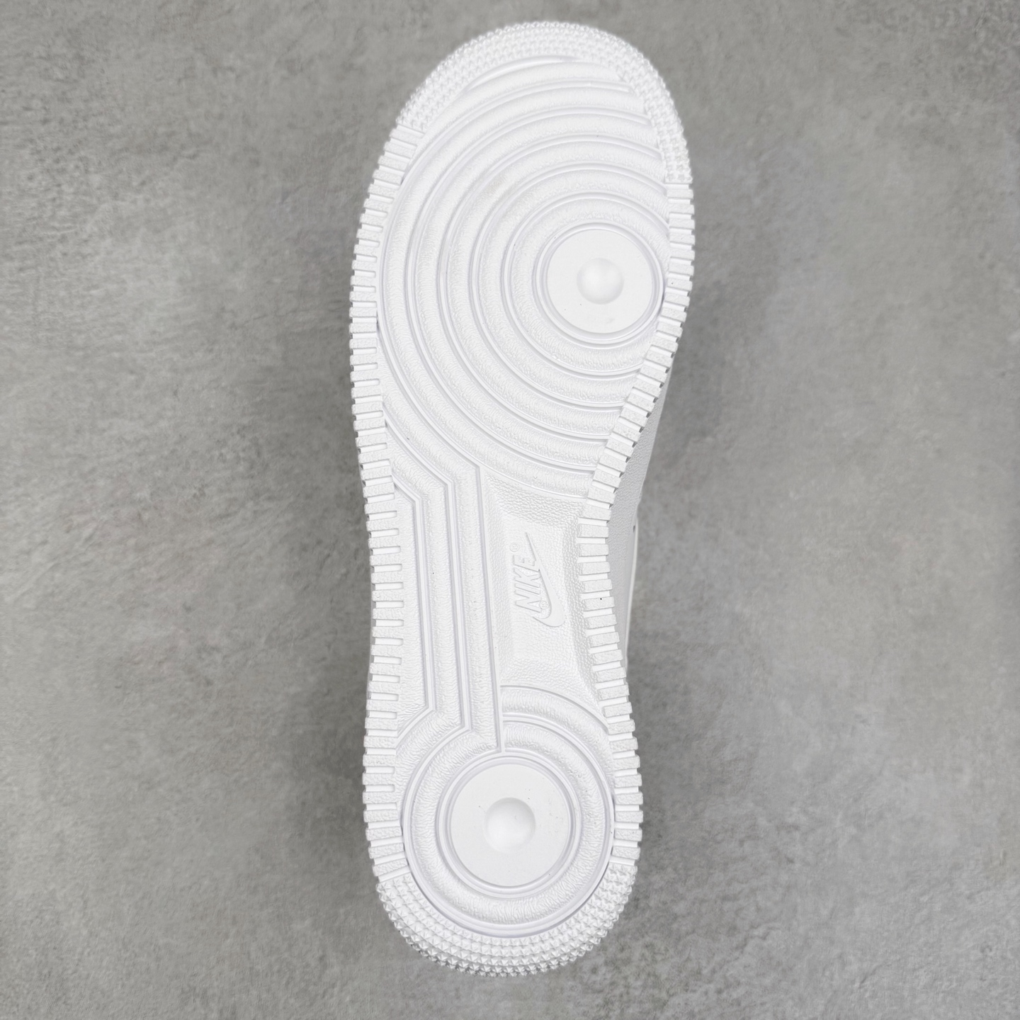 图片[9]-NK Air Force 1´07 Low 空军一号低帮百搭休闲运动板鞋 FJ4146-117 柔软、弹性十足的缓震性能和出色的中底设计 横跨复古与现代的外型结合 造就出风靡全球 三十多年的Force 1 直到今天还深受青睐 实拍调校N版已经零色差零失真 百分百还原实物色彩所见即所得 不存在货不对板色差等低级问题 选购参考实物拍摄 不混卖不参货 只用心做好货严格选品 承诺混一赔十 尺码：36 36.5 37.5 38 38.5 39 40 40.5 41 42 42.5 43 44 44.5 45-选品中心