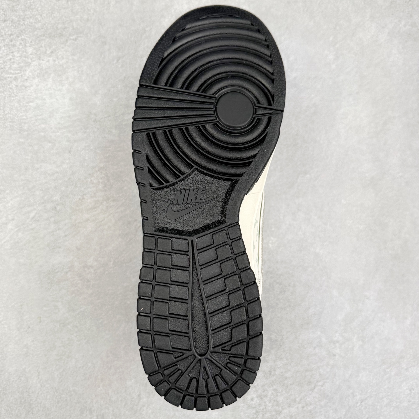 图片[9]-NK Dunk Low 定制配色 YX5066-379 大厂出品 极力推荐 原装头层材料 独家版型蒸餾加工帶來的是更好的视觉和脚感体验大厂纯原品质出货 清洁度 电绣工艺 皮料切割干净无任何毛边 细节完美 实拍调校N版已经零色差零失真 百分百还原实物色彩所见即所得 不存在货不对板色差等低级问题 选购参考实物拍摄 不混卖不参货 只用心做好货严格选品 承诺混一赔十 尺码：36 36.5 37.5 38 38.5 39 40 40.5 41 42 42.5 43 44 44.5 45-选品中心