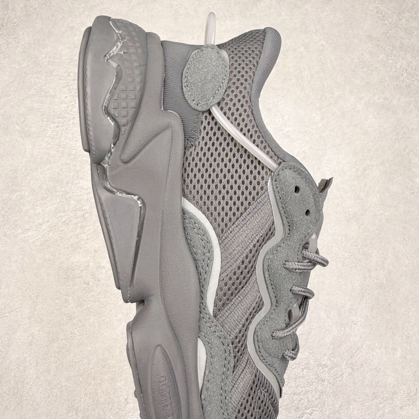 图片[6]-AD Originals OZWEEGO 简版椰子3M反光皮面水管复古老爹鞋 鞋面透气织物与出众皮革相互拼接 营造丰富层次 中底 adiPRENE+ 则提供穿着过程中的优良支撑 进一步提升舒适度 特别之处在于后跟半透明导管加持 个性又独特 最后辅以醒目色调营造强烈视觉反差 不凡的吸睛效果让人过目难忘 尺码：36 36.5 37 38 38.5 39 40 40.5 41 42 42.5 43 44 44.5 45-选品中心