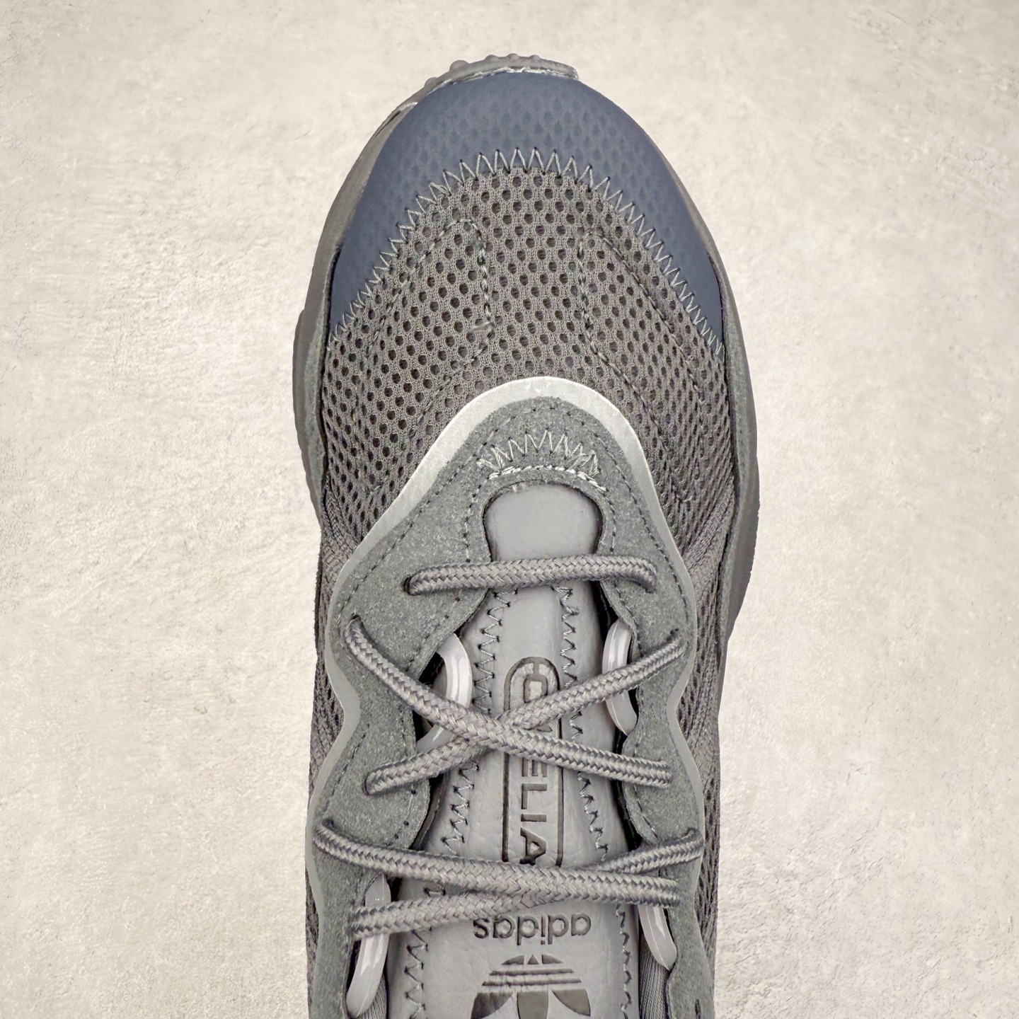 图片[4]-AD Originals OZWEEGO 简版椰子3M反光皮面水管复古老爹鞋 鞋面透气织物与出众皮革相互拼接 营造丰富层次 中底 adiPRENE+ 则提供穿着过程中的优良支撑 进一步提升舒适度 特别之处在于后跟半透明导管加持 个性又独特 最后辅以醒目色调营造强烈视觉反差 不凡的吸睛效果让人过目难忘 尺码：36 36.5 37 38 38.5 39 40 40.5 41 42 42.5 43 44 44.5 45-选品中心