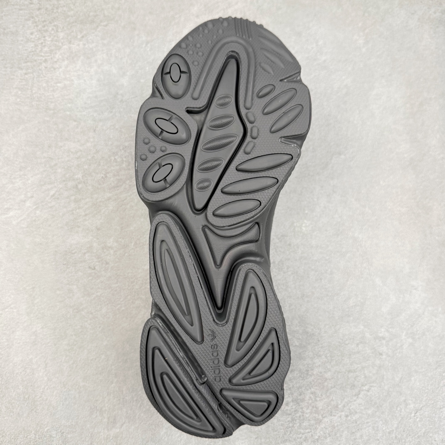 图片[9]-AD Originals OZWEEGO 简版椰子3M反光皮面水管复古老爹鞋 鞋面透气织物与出众皮革相互拼接 营造丰富层次 中底 adiPRENE+ 则提供穿着过程中的优良支撑 进一步提升舒适度 特别之处在于后跟半透明导管加持 个性又独特 最后辅以醒目色调营造强烈视觉反差 不凡的吸睛效果让人过目难忘 尺码：36 36.5 37 38 38.5 39 40 40.5 41 42 42.5 43 44 44.5 45-选品中心