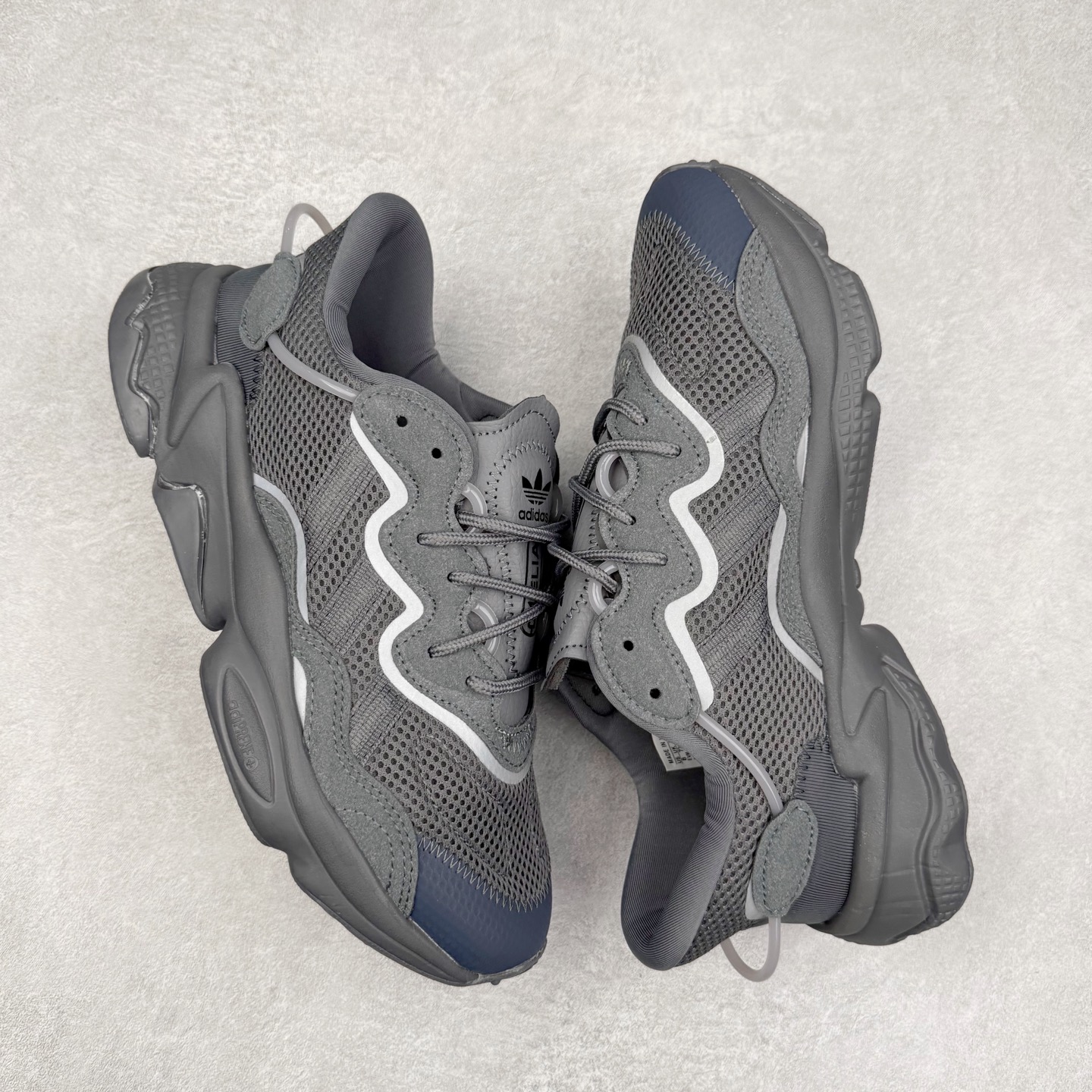 图片[3]-AD Originals OZWEEGO 简版椰子3M反光皮面水管复古老爹鞋 鞋面透气织物与出众皮革相互拼接 营造丰富层次 中底 adiPRENE+ 则提供穿着过程中的优良支撑 进一步提升舒适度 特别之处在于后跟半透明导管加持 个性又独特 最后辅以醒目色调营造强烈视觉反差 不凡的吸睛效果让人过目难忘 尺码：36 36.5 37 38 38.5 39 40 40.5 41 42 42.5 43 44 44.5 45-选品中心