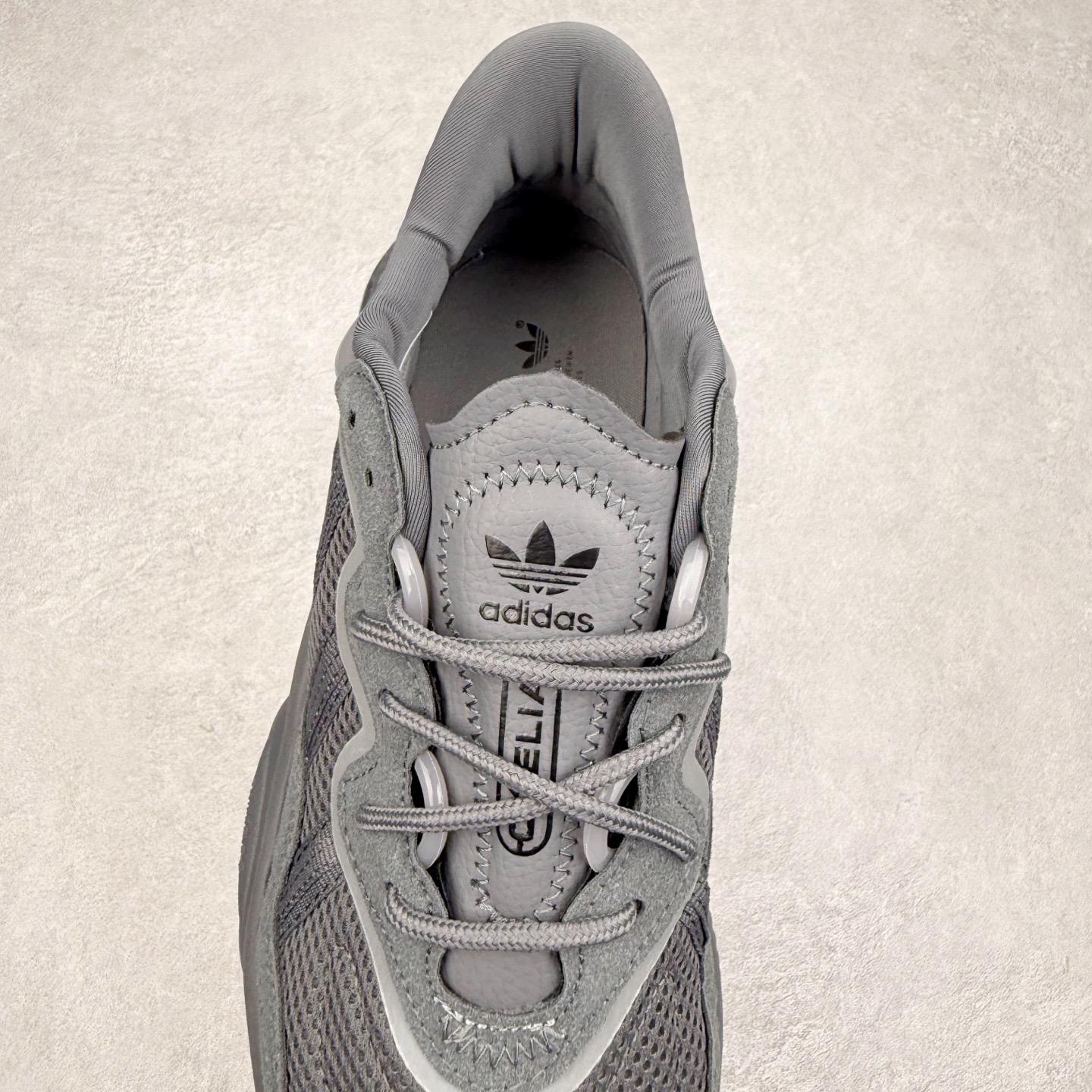 图片[5]-AD Originals OZWEEGO 简版椰子3M反光皮面水管复古老爹鞋 鞋面透气织物与出众皮革相互拼接 营造丰富层次 中底 adiPRENE+ 则提供穿着过程中的优良支撑 进一步提升舒适度 特别之处在于后跟半透明导管加持 个性又独特 最后辅以醒目色调营造强烈视觉反差 不凡的吸睛效果让人过目难忘 尺码：36 36.5 37 38 38.5 39 40 40.5 41 42 42.5 43 44 44.5 45-选品中心