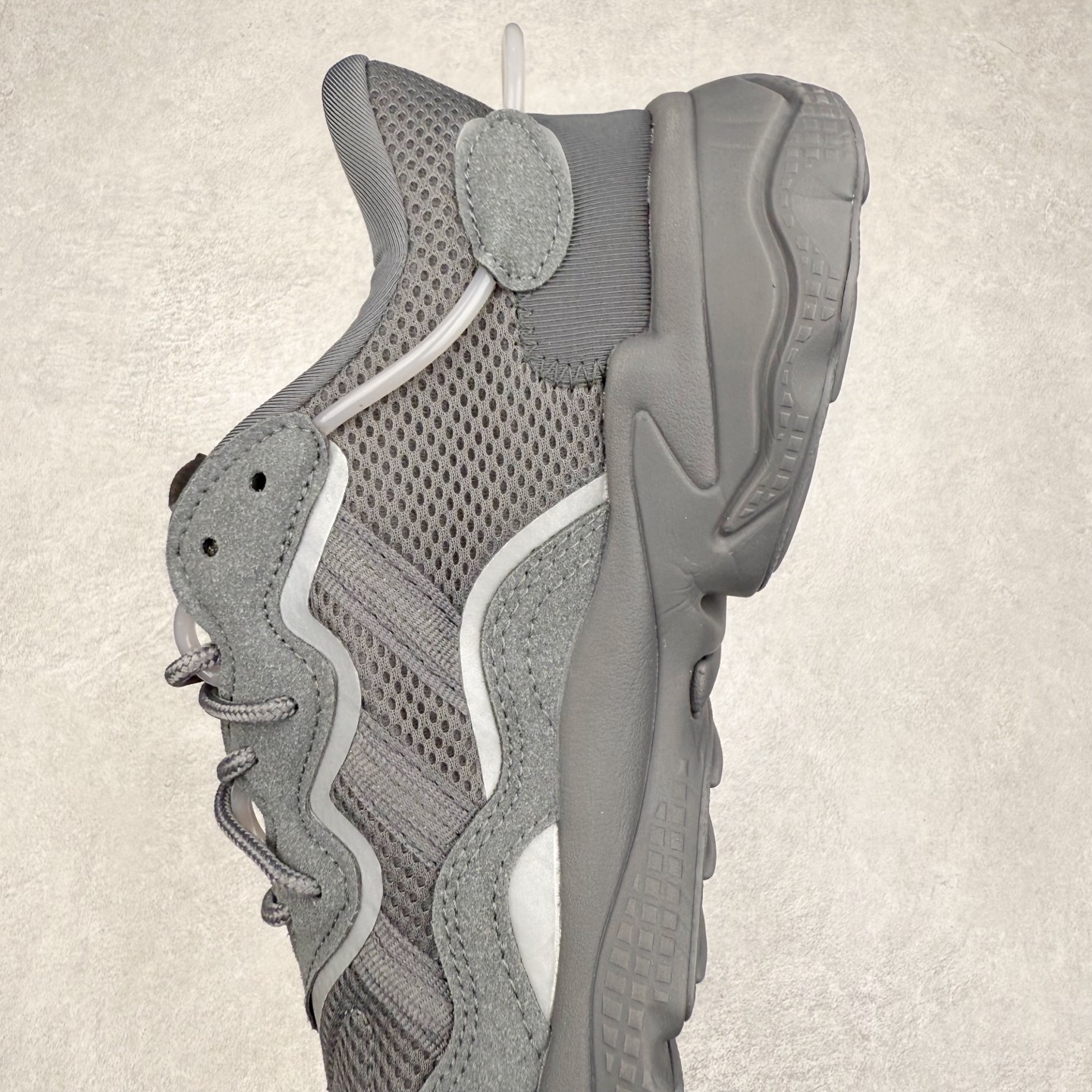 图片[7]-AD Originals OZWEEGO 简版椰子3M反光皮面水管复古老爹鞋 鞋面透气织物与出众皮革相互拼接 营造丰富层次 中底 adiPRENE+ 则提供穿着过程中的优良支撑 进一步提升舒适度 特别之处在于后跟半透明导管加持 个性又独特 最后辅以醒目色调营造强烈视觉反差 不凡的吸睛效果让人过目难忘 尺码：36 36.5 37 38 38.5 39 40 40.5 41 42 42.5 43 44 44.5 45-选品中心