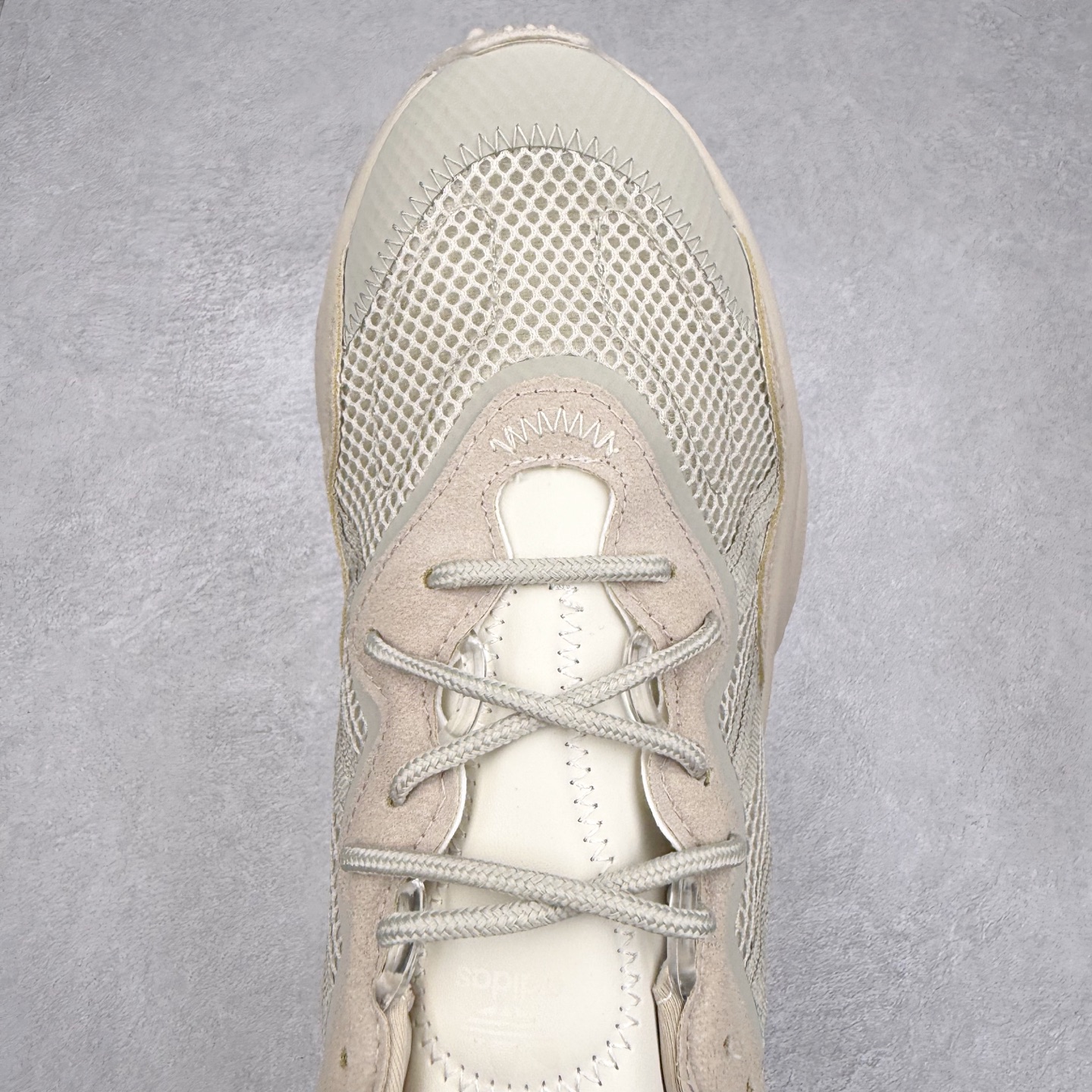 图片[4]-AD Originals OZWEEGO 简版椰子3M反光皮面水管复古老爹鞋 鞋面透气织物与出众皮革相互拼接 营造丰富层次 中底 adiPRENE+ 则提供穿着过程中的优良支撑 进一步提升舒适度 特别之处在于后跟半透明导管加持 个性又独特 最后辅以醒目色调营造强烈视觉反差 不凡的吸睛效果让人过目难忘 尺码：36 36.5 37 38 38.5 39 40 40.5 41 42 42.5 43 44 44.5 45-选品中心