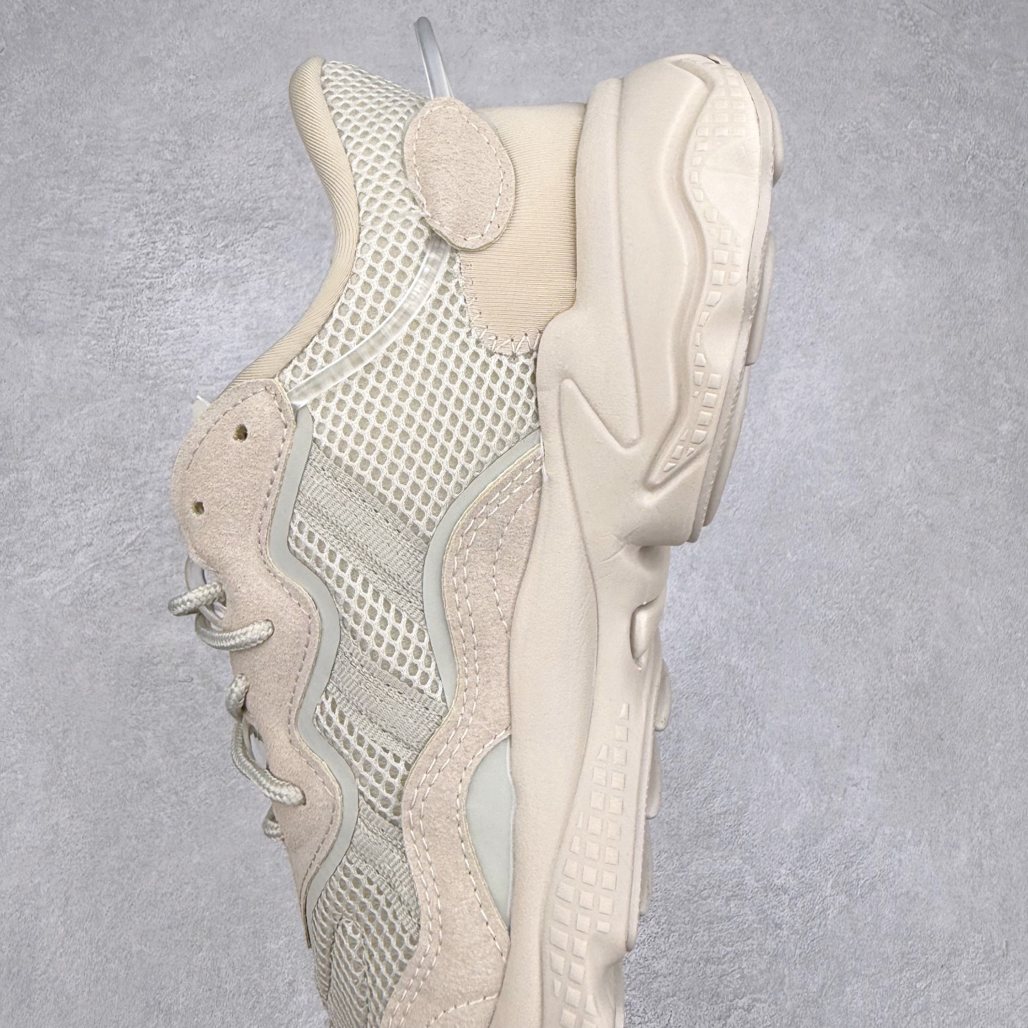 图片[7]-AD Originals OZWEEGO 简版椰子3M反光皮面水管复古老爹鞋 鞋面透气织物与出众皮革相互拼接 营造丰富层次 中底 adiPRENE+ 则提供穿着过程中的优良支撑 进一步提升舒适度 特别之处在于后跟半透明导管加持 个性又独特 最后辅以醒目色调营造强烈视觉反差 不凡的吸睛效果让人过目难忘 尺码：36 36.5 37 38 38.5 39 40 40.5 41 42 42.5 43 44 44.5 45-选品中心